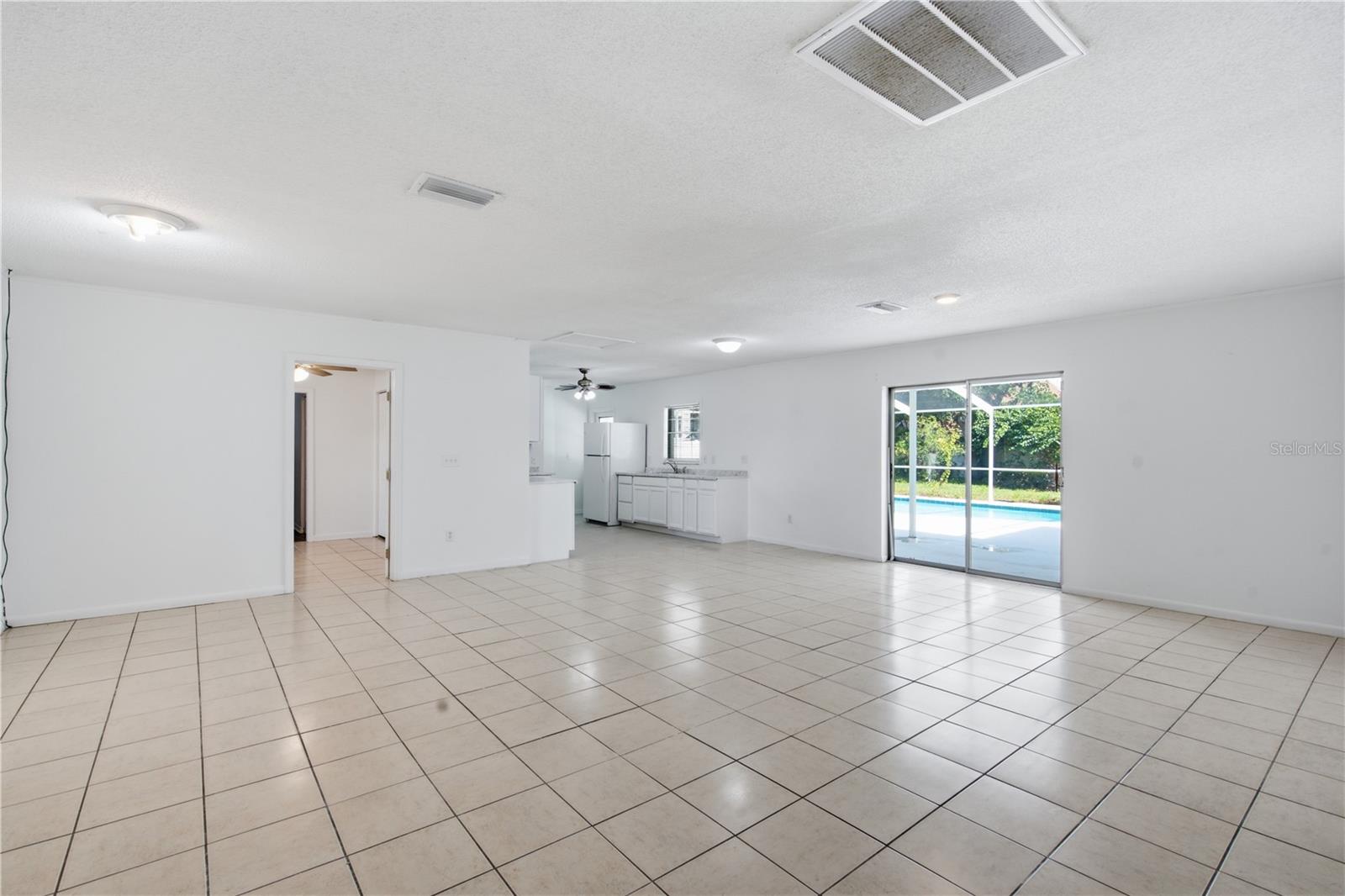 604 ROYAL CREST DR — photo 8