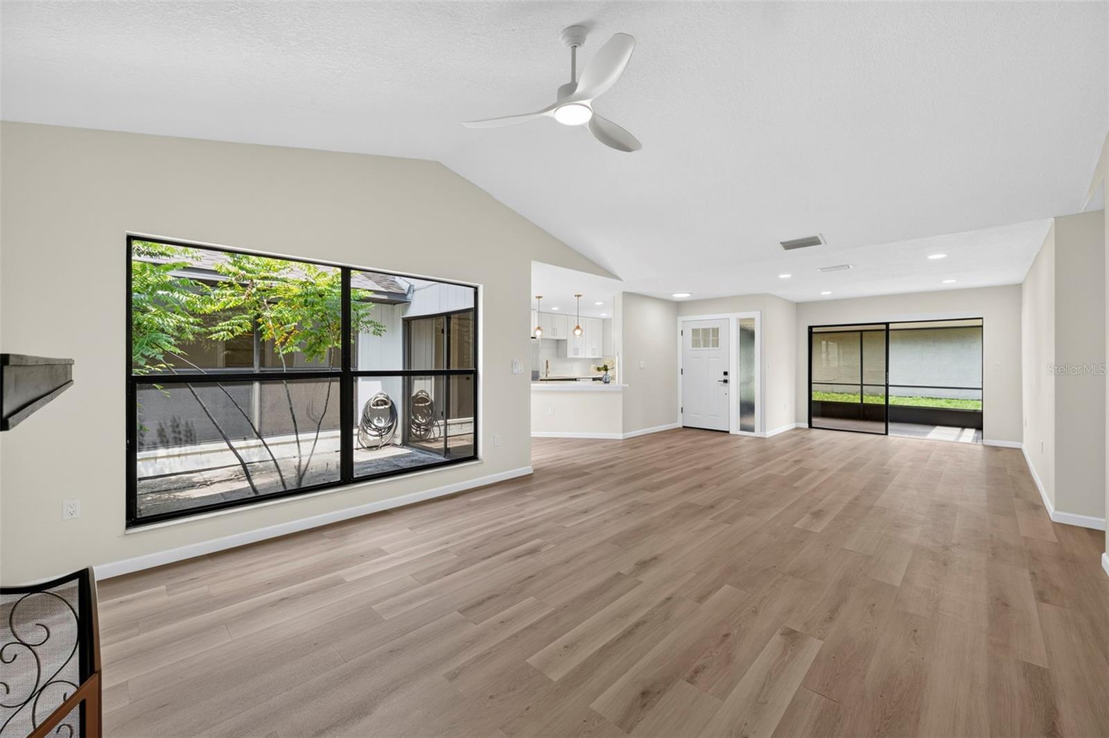 647 BONNIE BLVD — photo 12