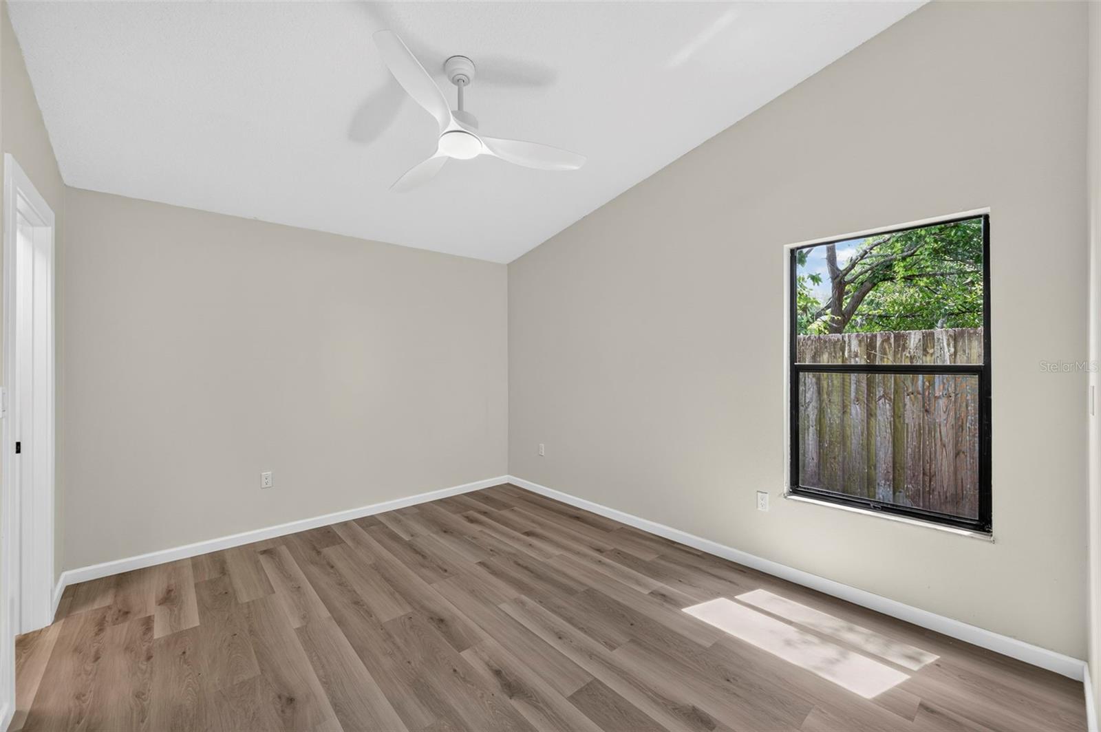 647 BONNIE BLVD — photo 26