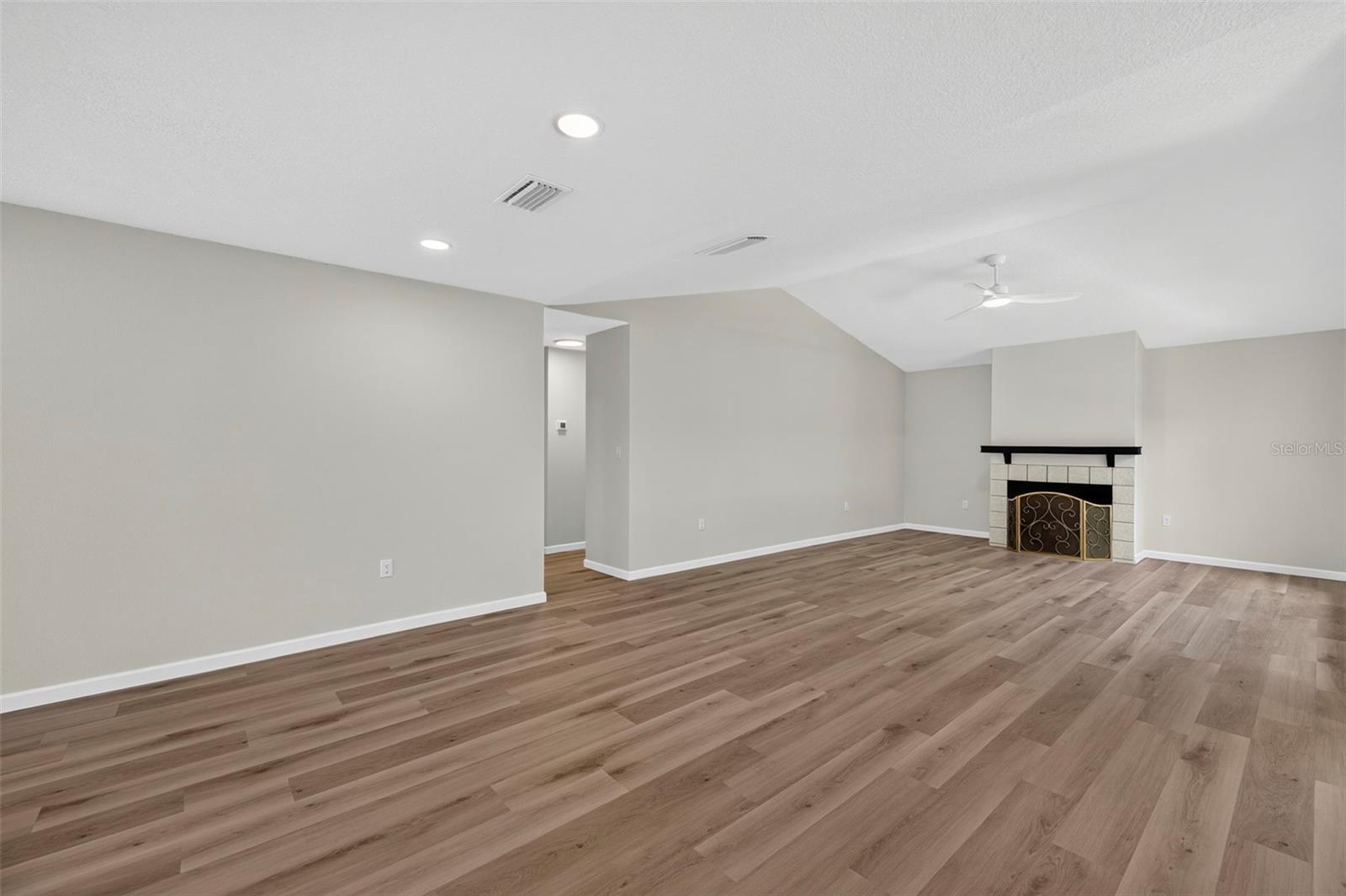 647 BONNIE BLVD — photo 8