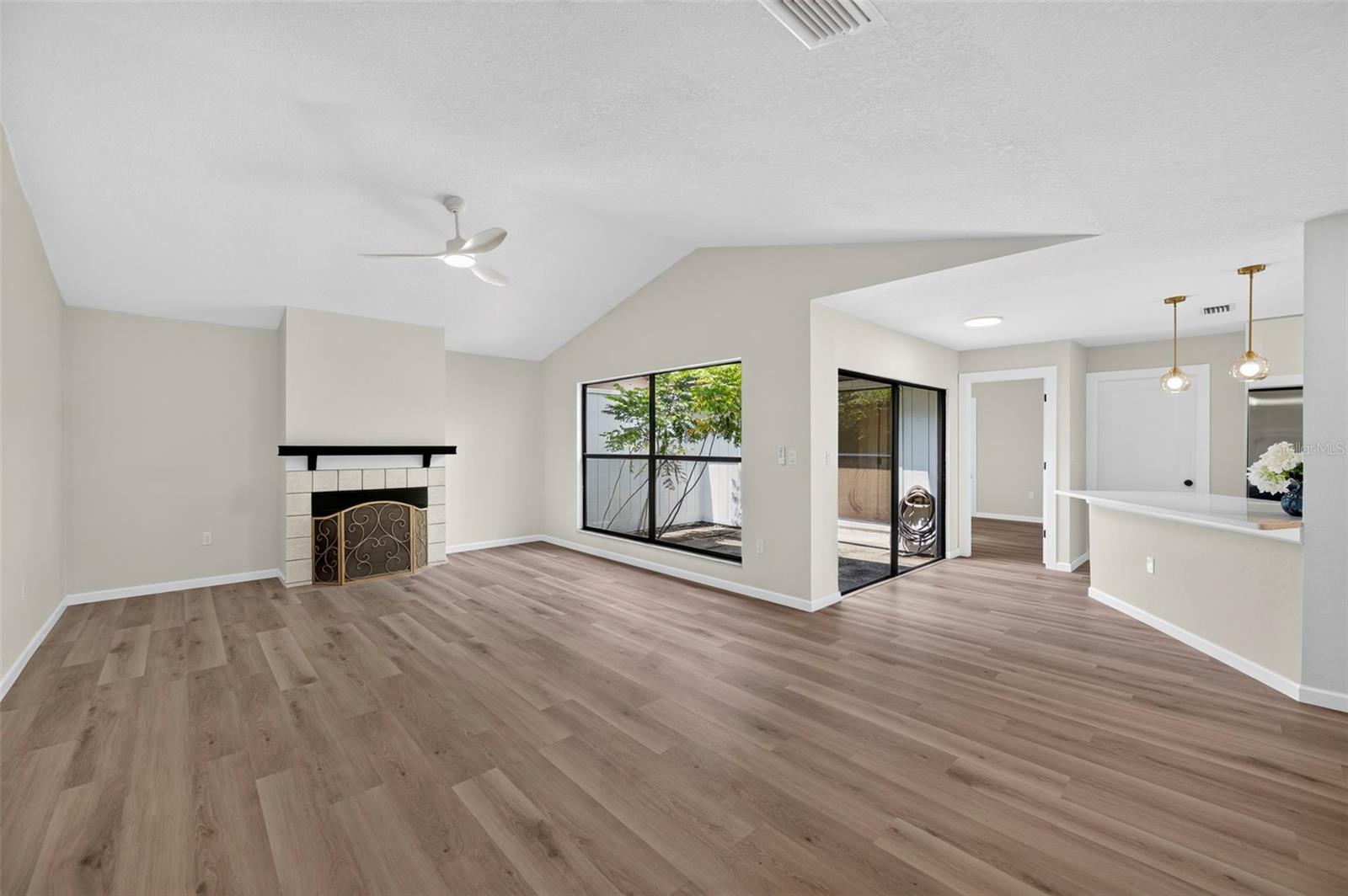 647 BONNIE BLVD — photo 9