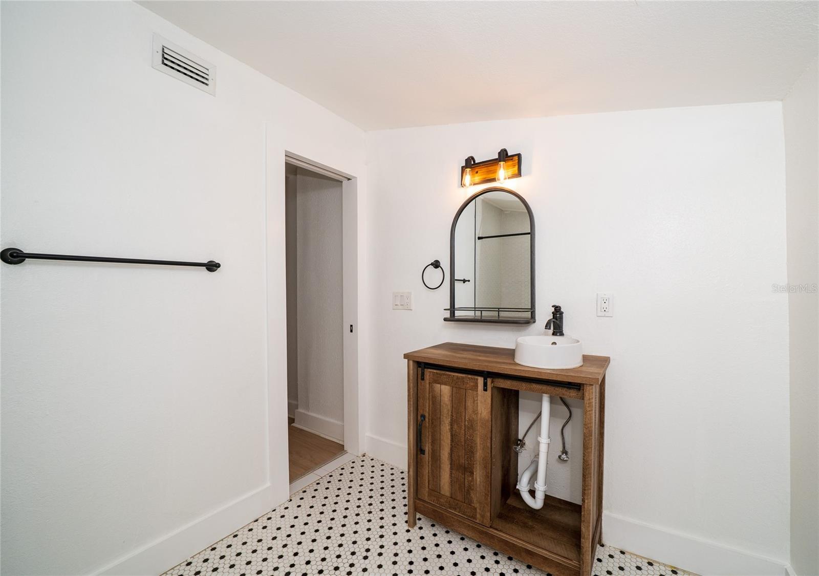 6704 N TALIAFERRO AVE — photo 18