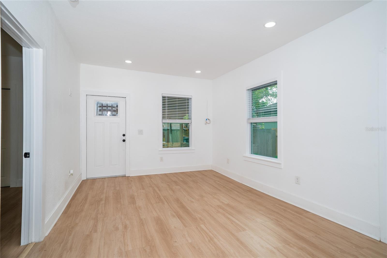 6704 N TALIAFERRO AVE — photo 12