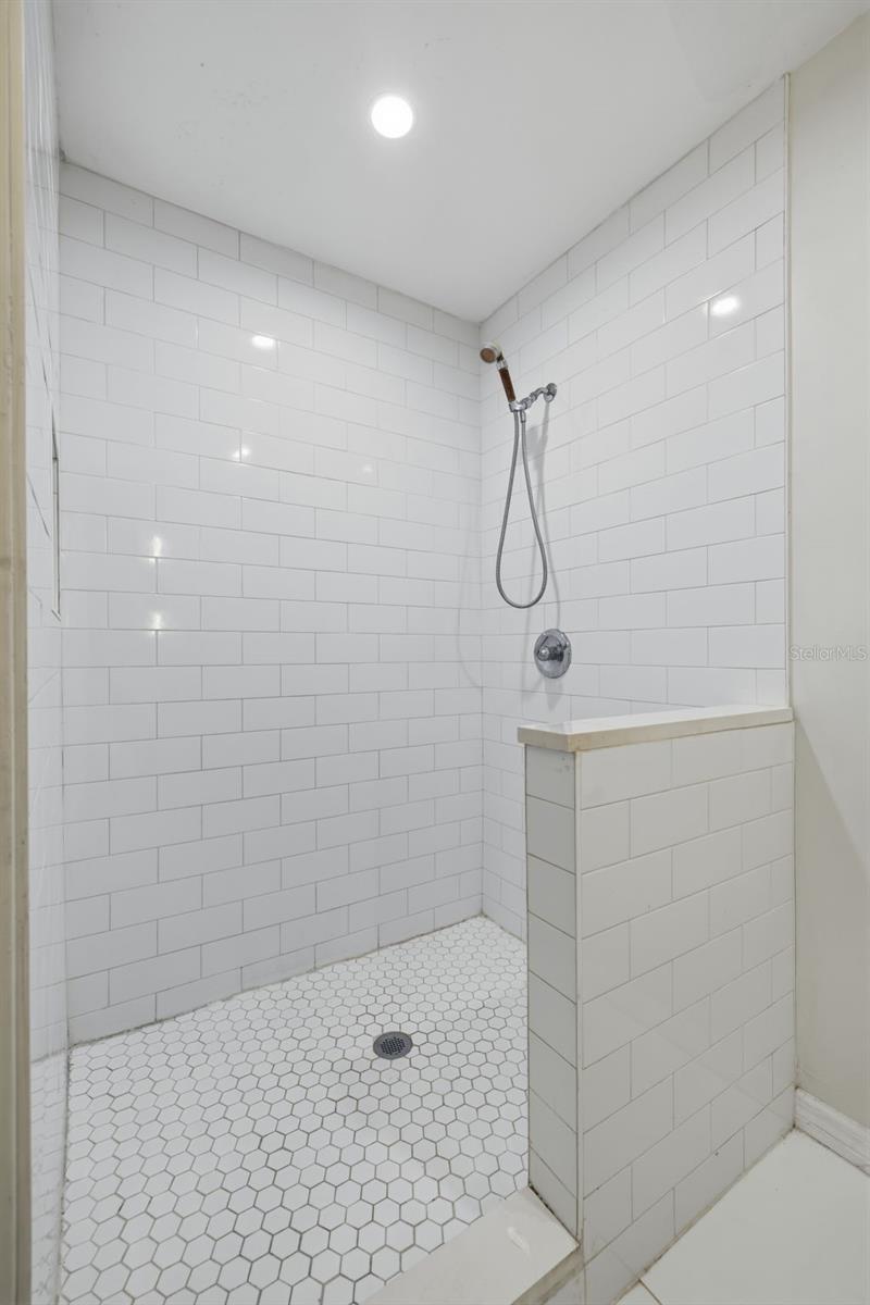 1209 E CRENSHAW ST — photo 17