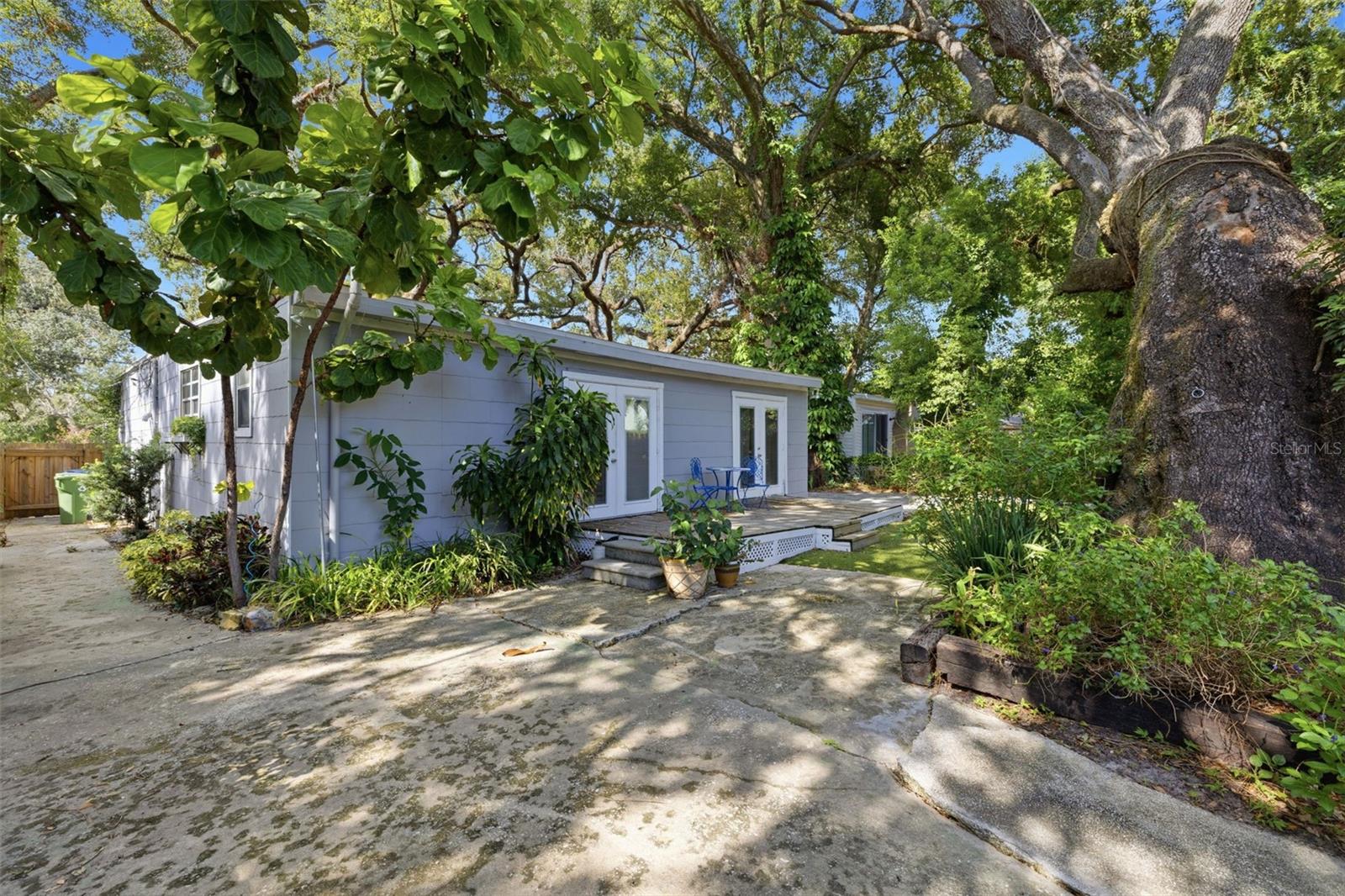 1209 E CRENSHAW ST — photo 23