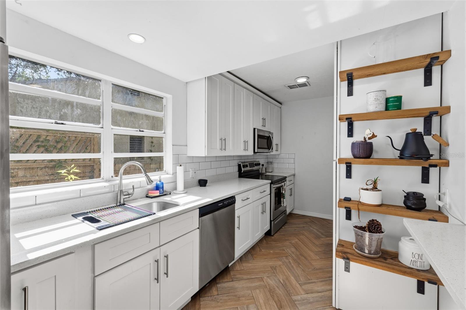1209 E CRENSHAW ST — photo 13