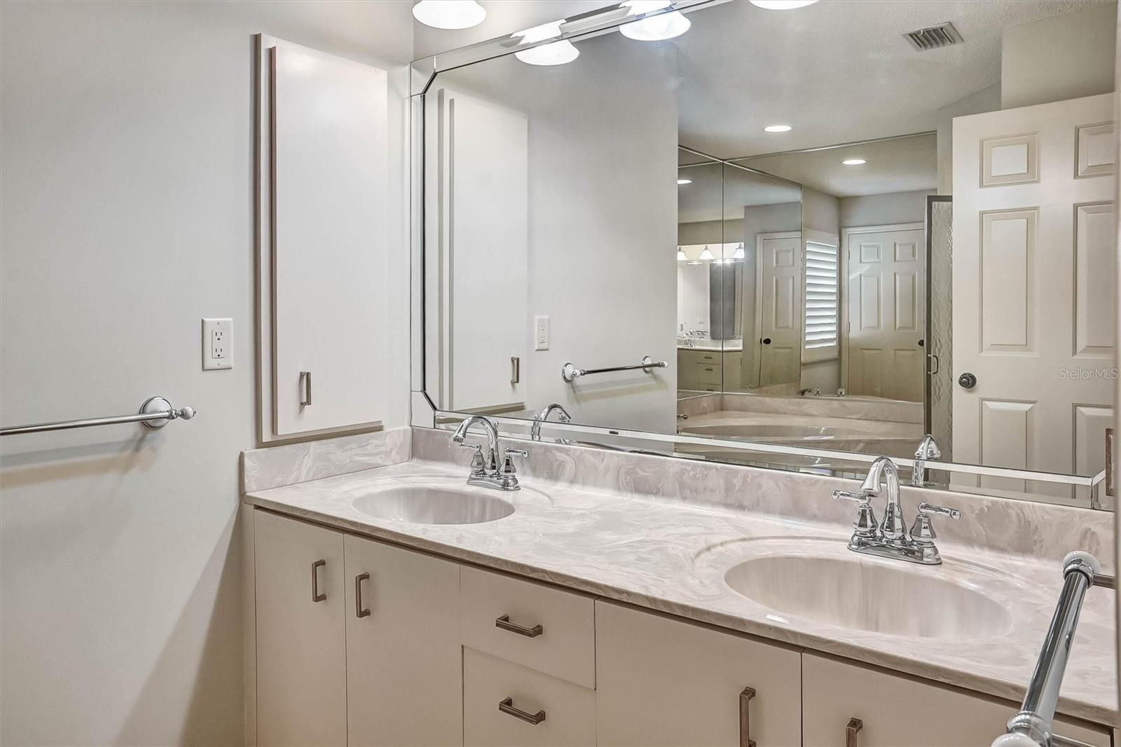1565 WATERFORD DR — photo 23