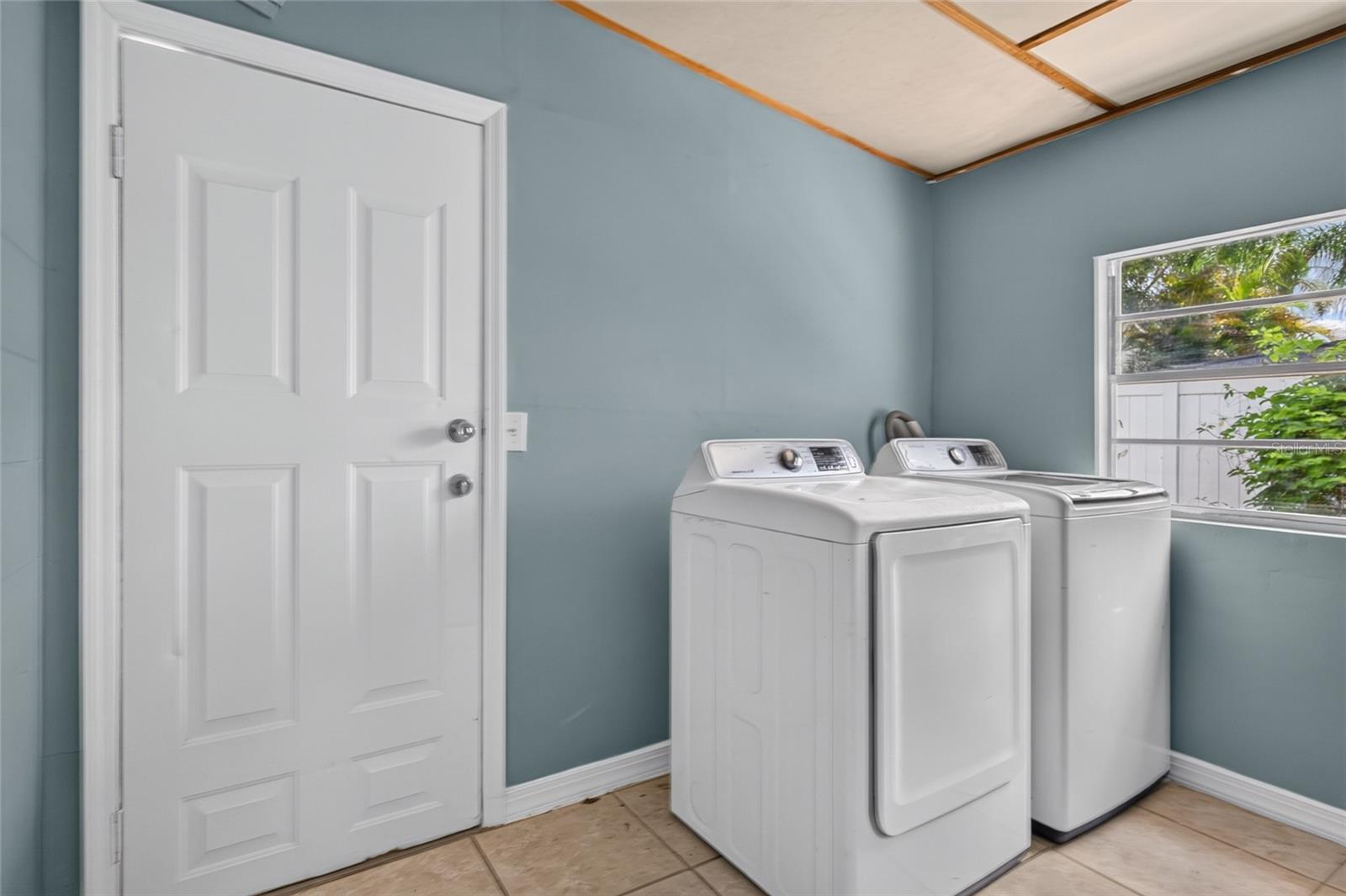 6711 GLEN FOREST CT — photo 33