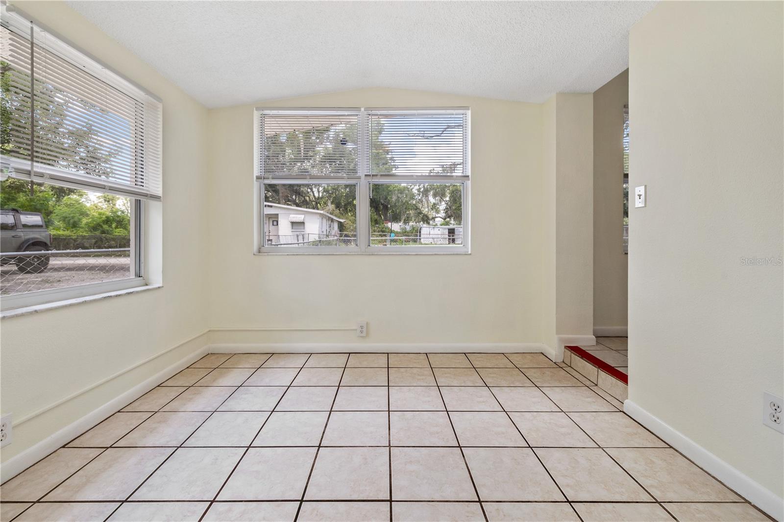 5225 PEACH AVE — photo 9