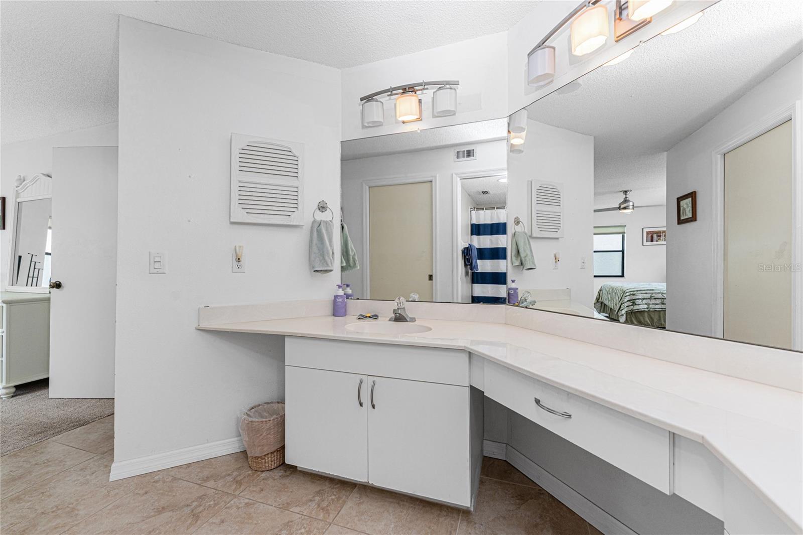 511 PINE HOLLOW CIR #511 — photo 32