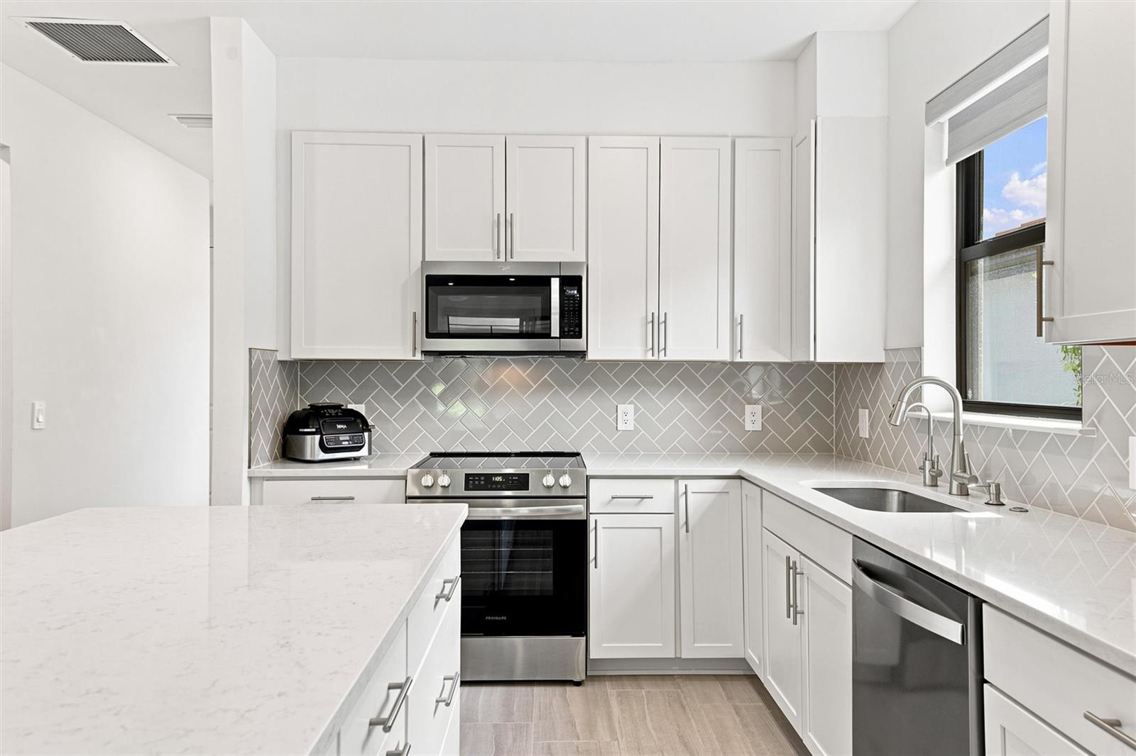 6713 ALSTEAD CIR — photo 15