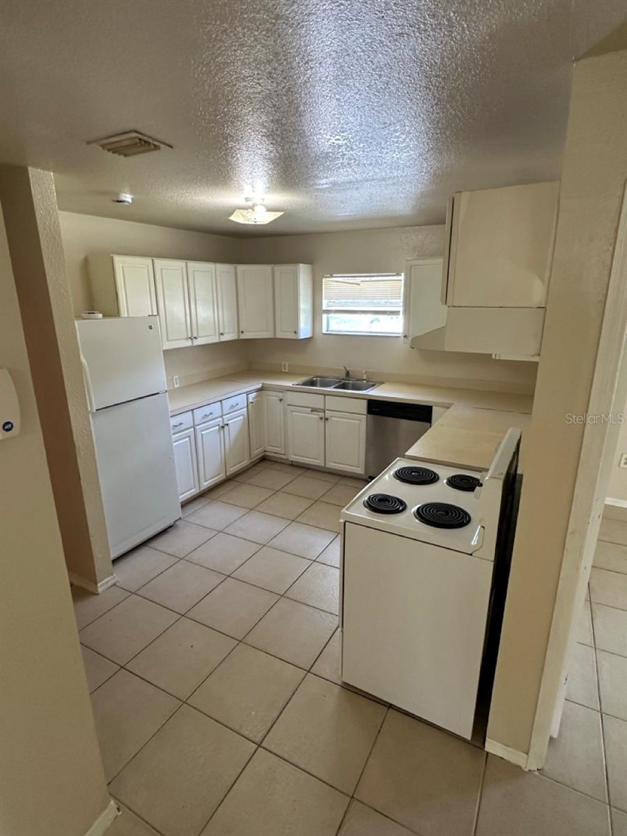 3613 E CHELSEA ST — photo 37