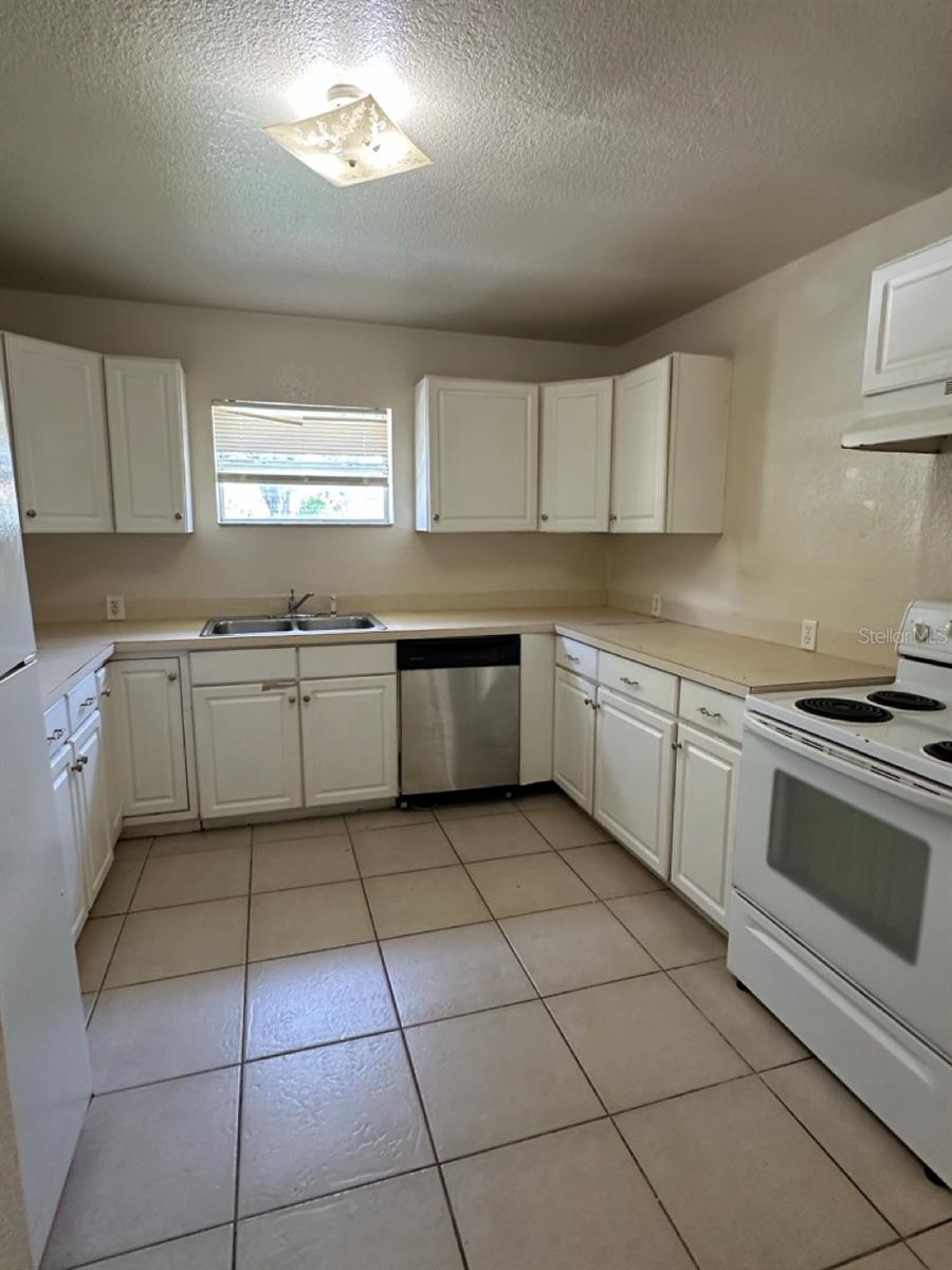 3613 E CHELSEA ST — photo 39