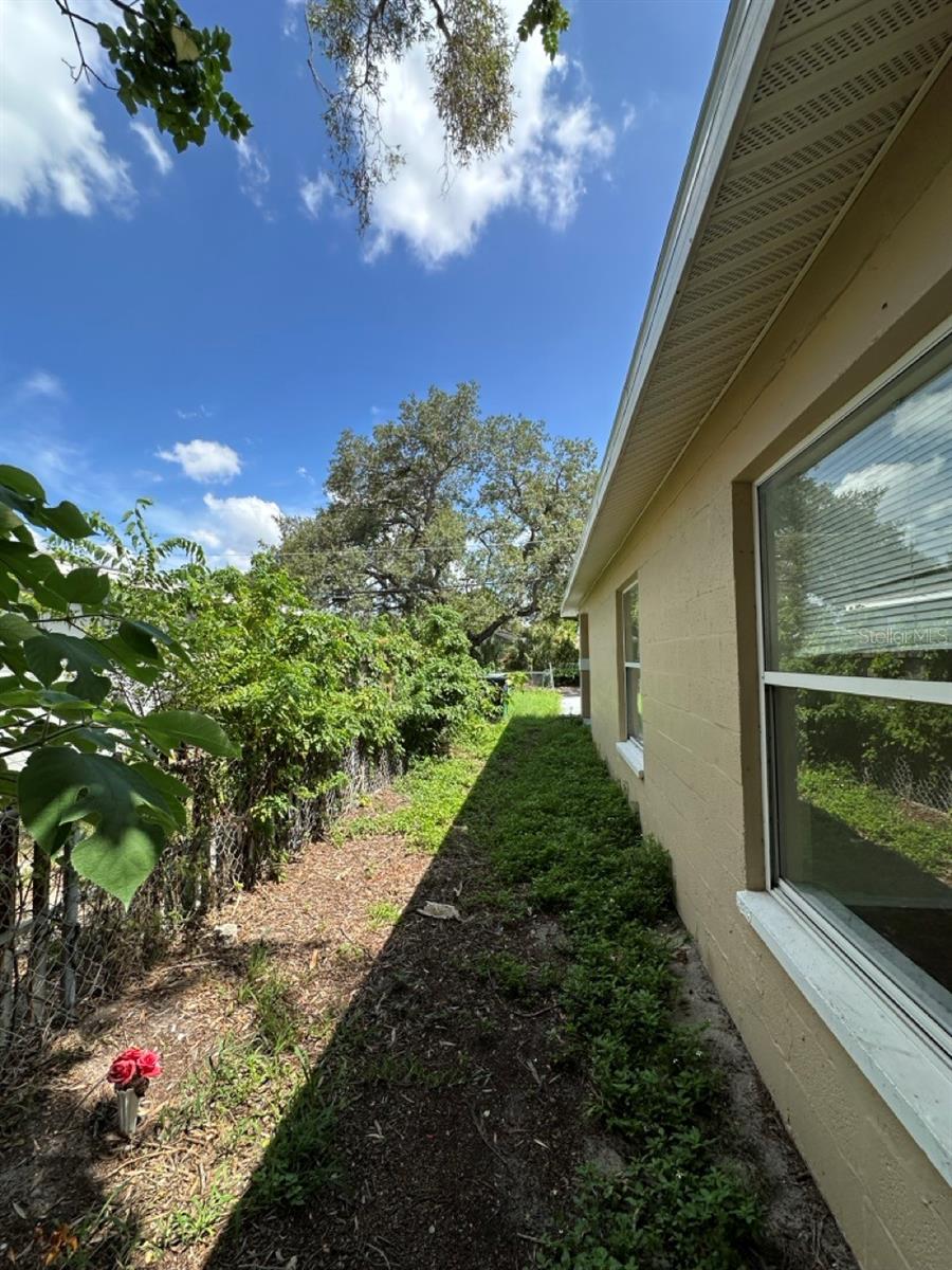 3613 E CHELSEA ST — photo 11