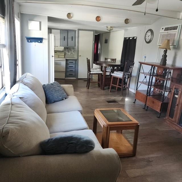 Home in NEW PORT RICHEY — photo 2