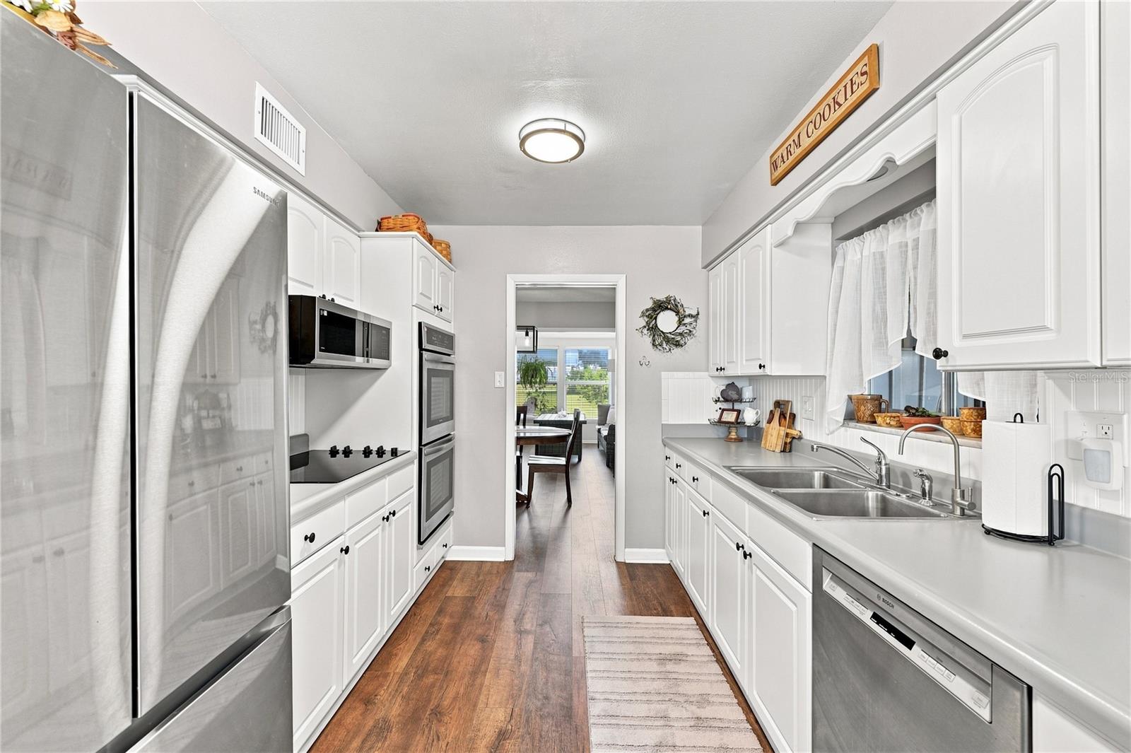 1405 HACIENDA DR — photo 2