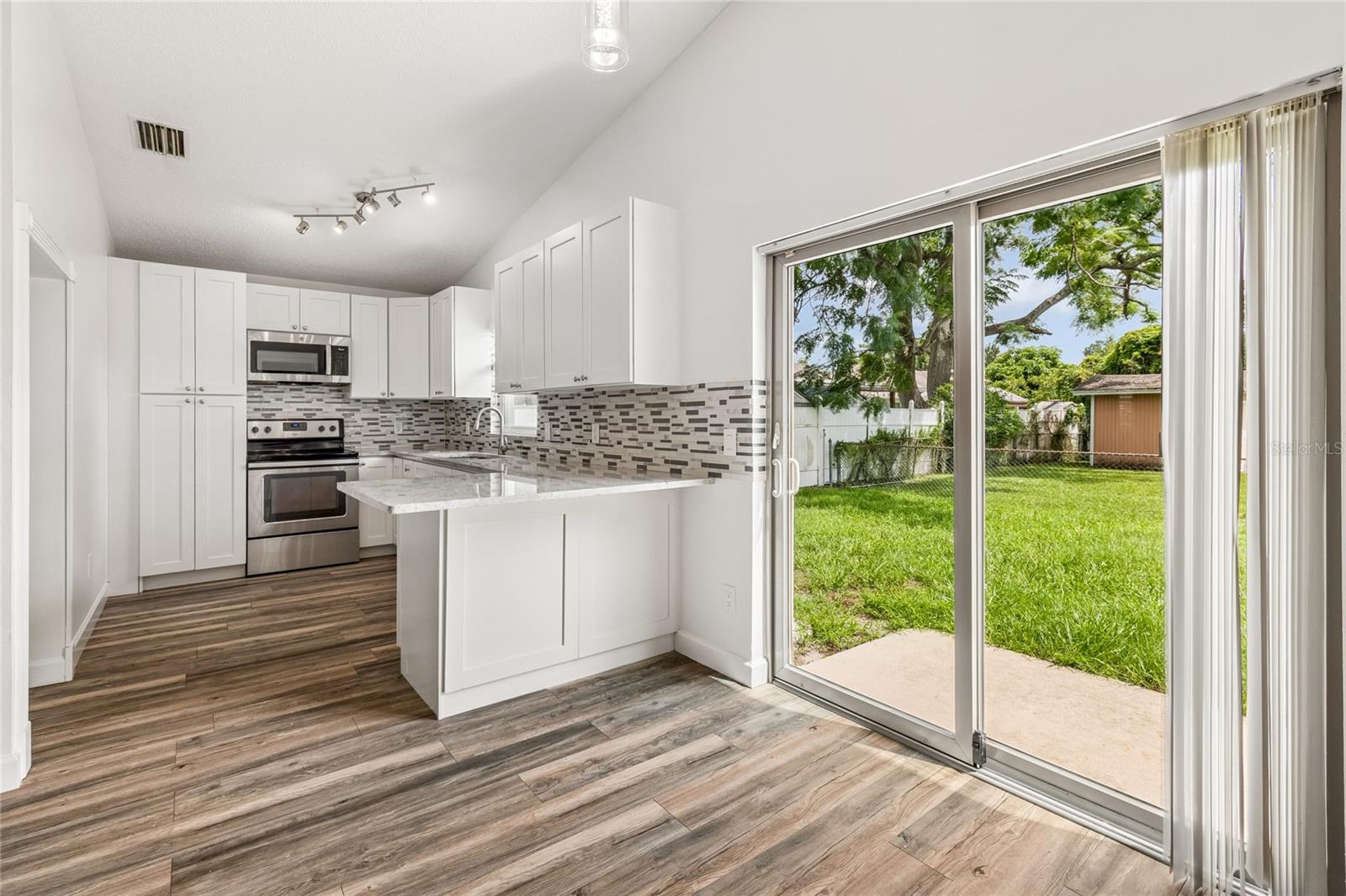 2604 W KIRBY ST — photo 17