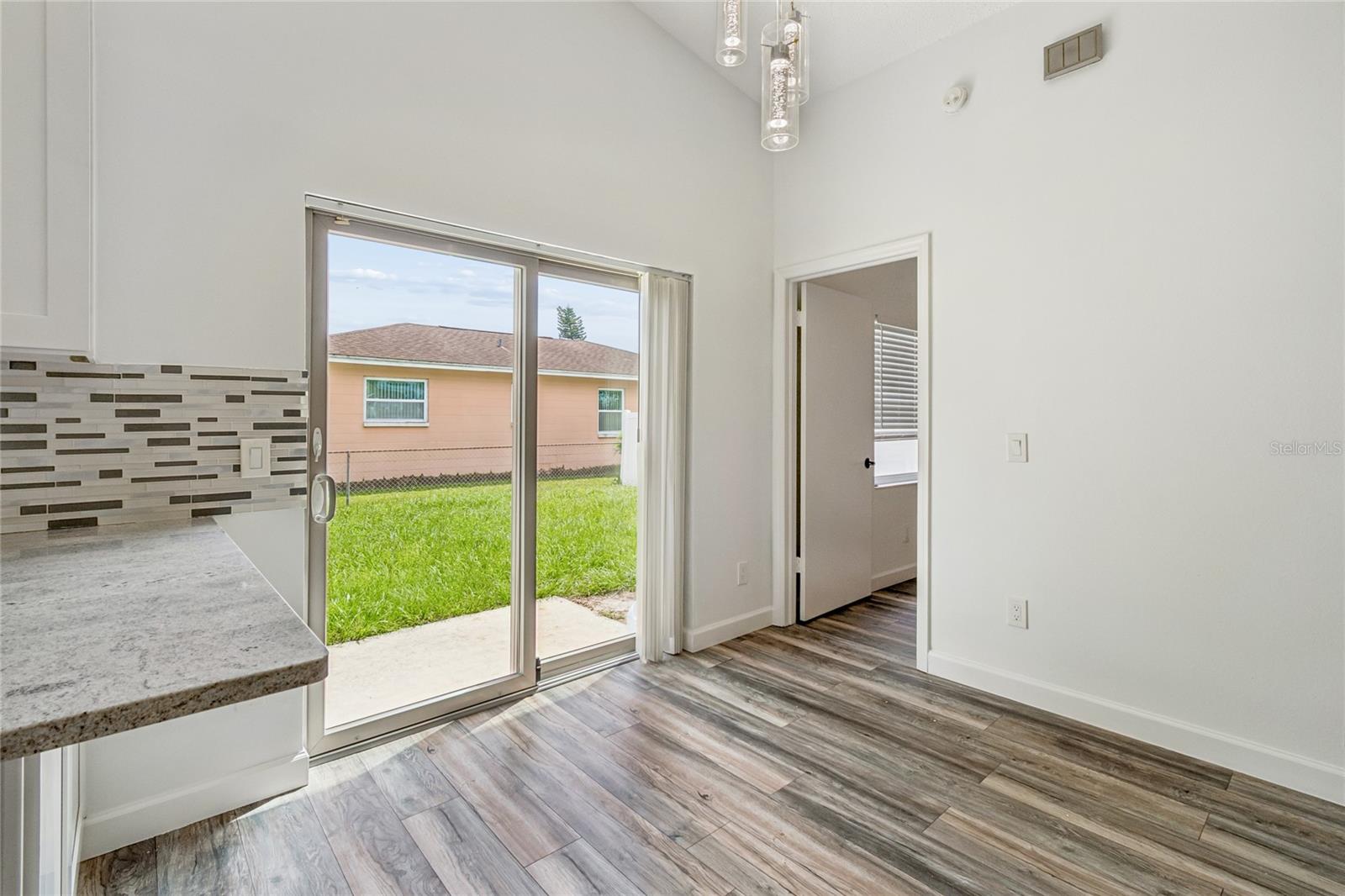 2604 W KIRBY ST — photo 16