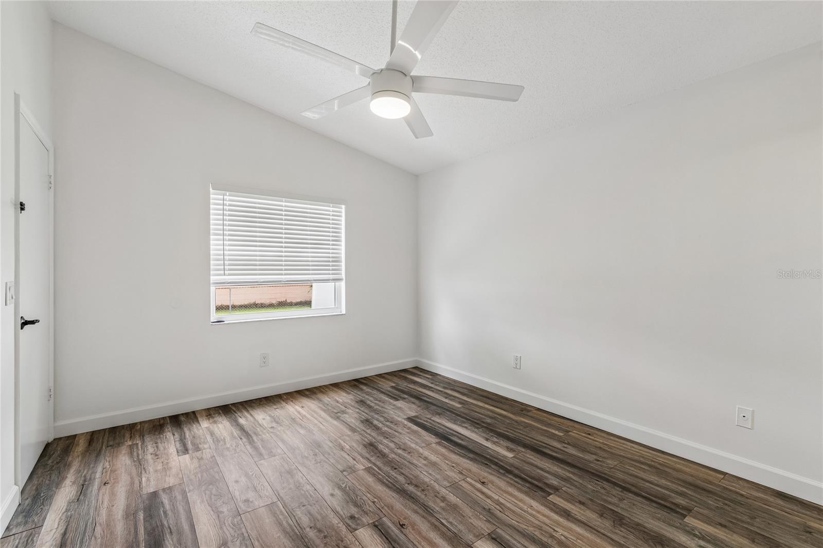 2604 W KIRBY ST — photo 35