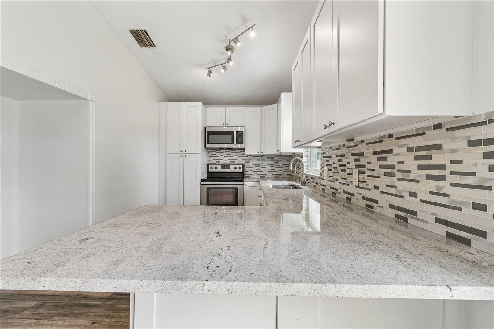 2604 W KIRBY ST — photo 10