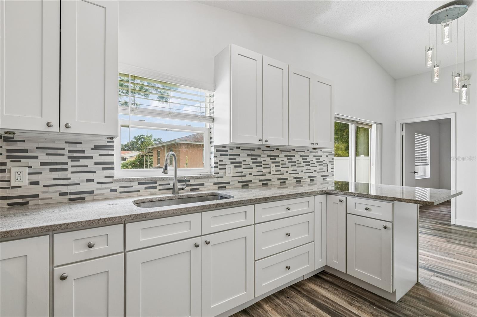 2604 W KIRBY ST — photo 12