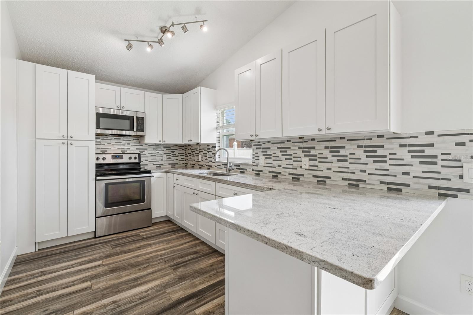 2604 W KIRBY ST — photo 9