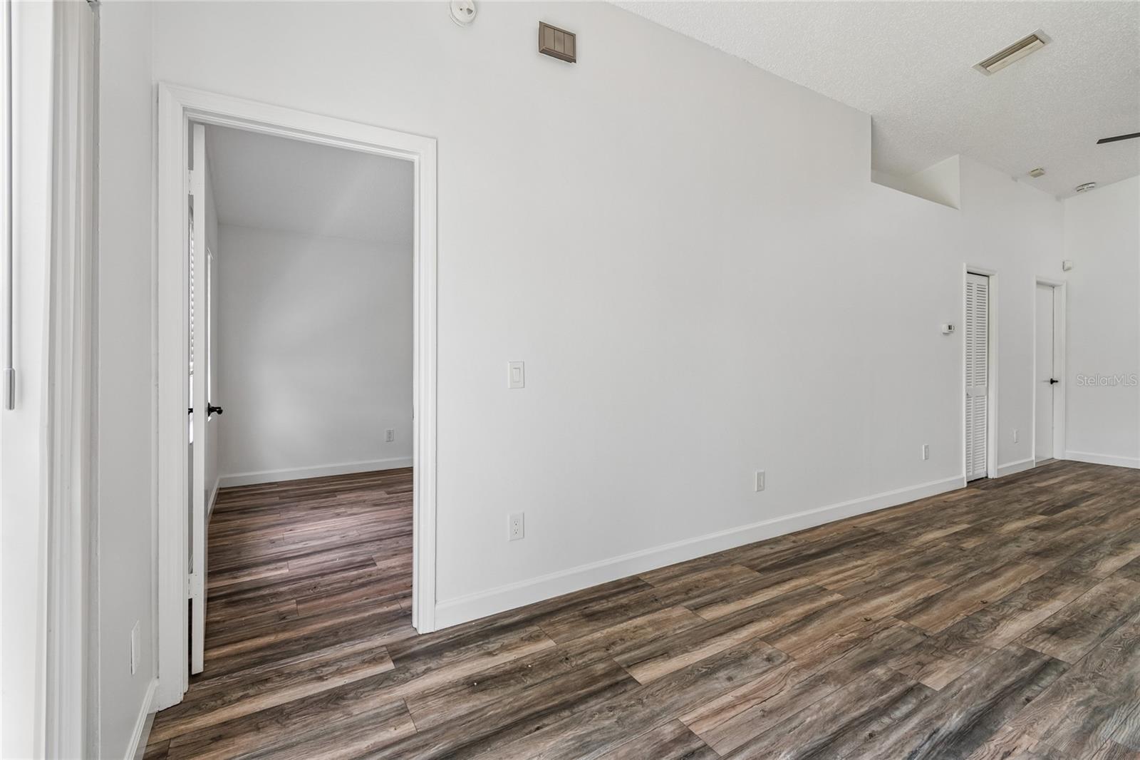 2604 W KIRBY ST — photo 19