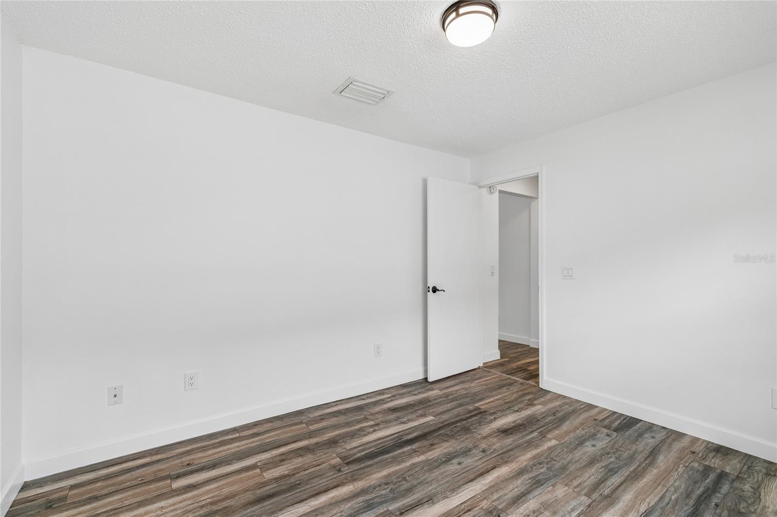 2604 W KIRBY ST — photo 25
