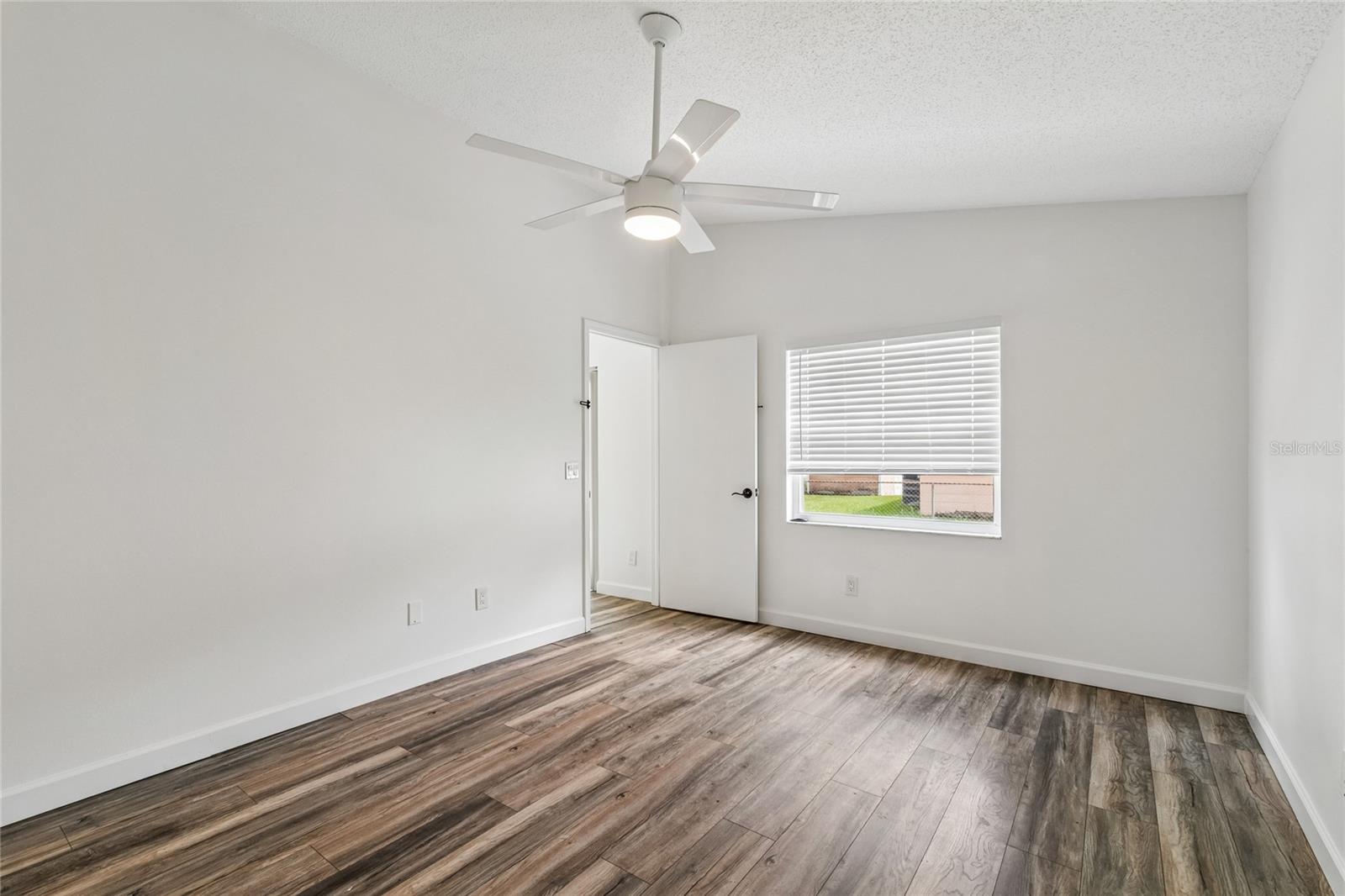 2604 W KIRBY ST — photo 34