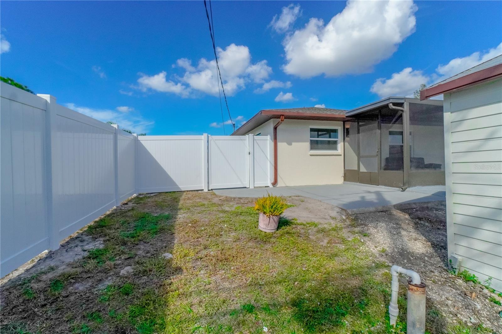 1461 ROYAL RD — photo 49