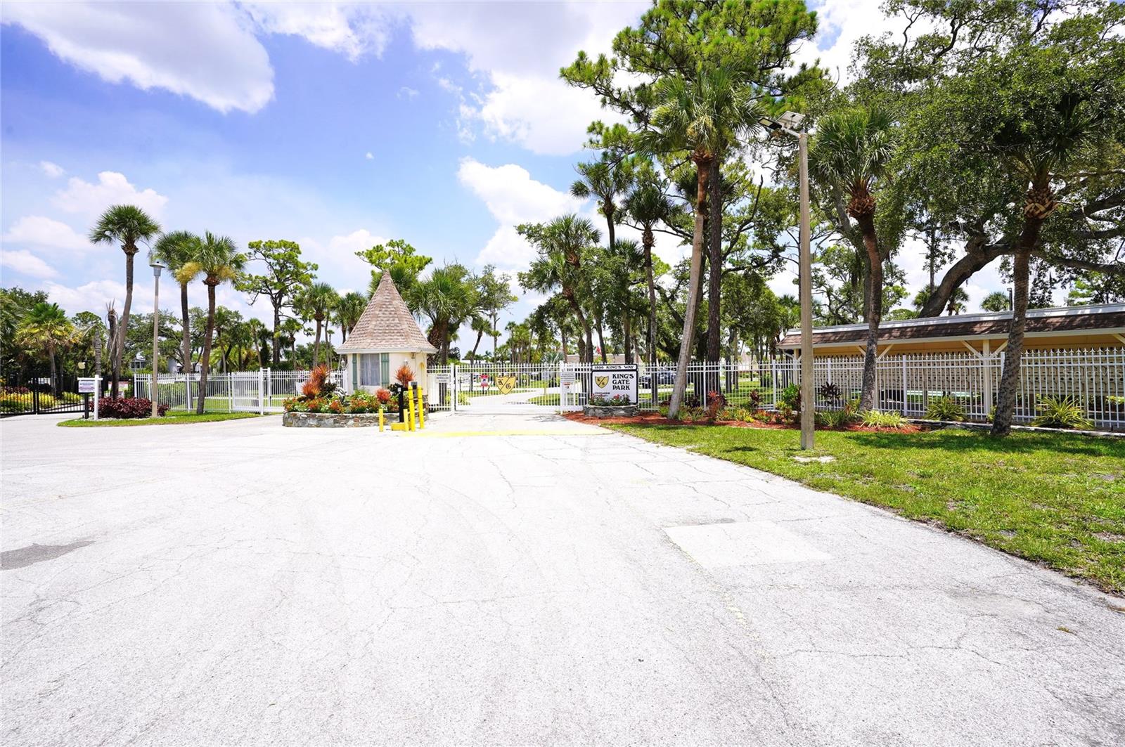 125 BROOKSHIRE DR — photo 31