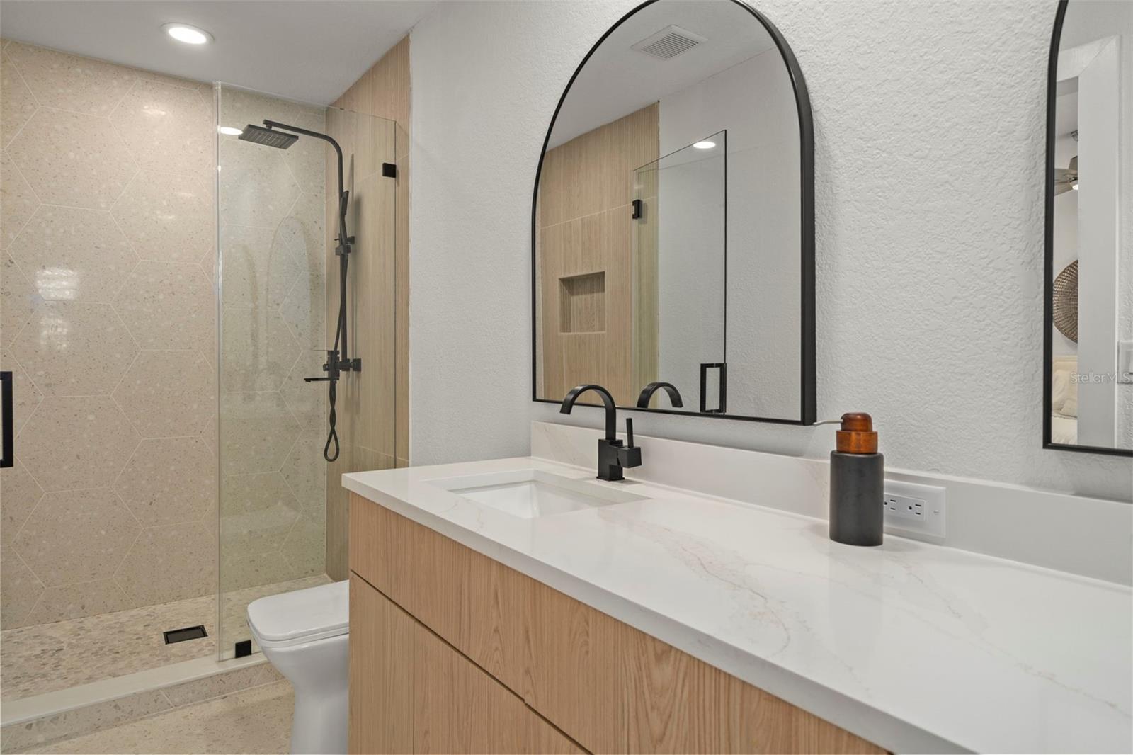 5548 LEEWARD LN — photo 40