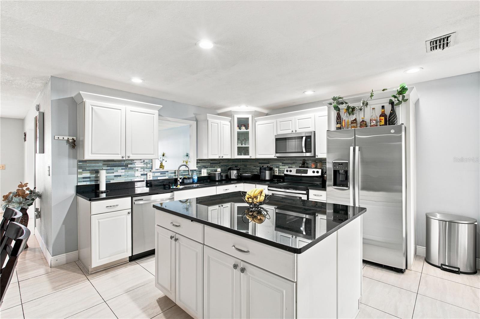 6513 N MANHATTAN AVE — photo 8