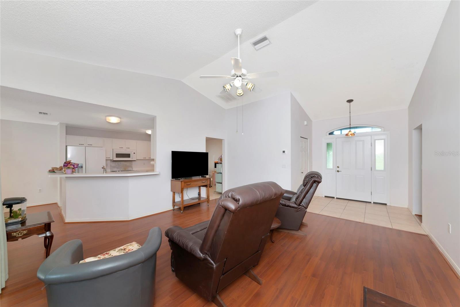 2405 ICECAPADE DR — photo 8