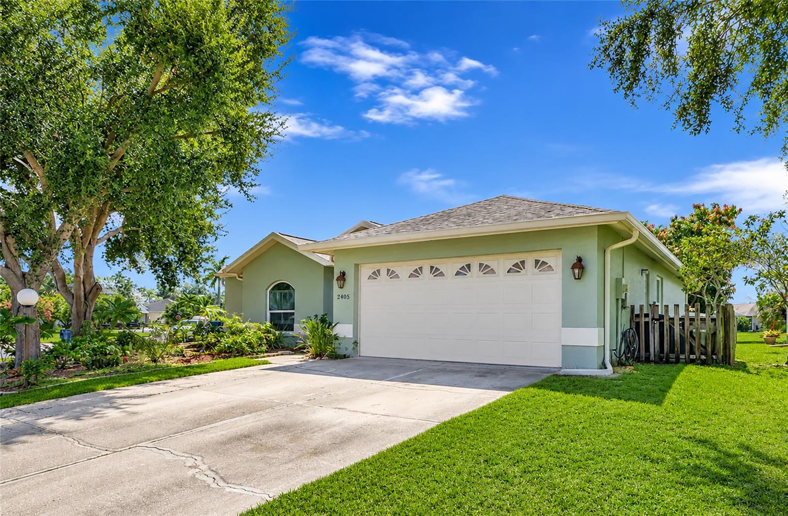2405 ICECAPADE DR — photo 2