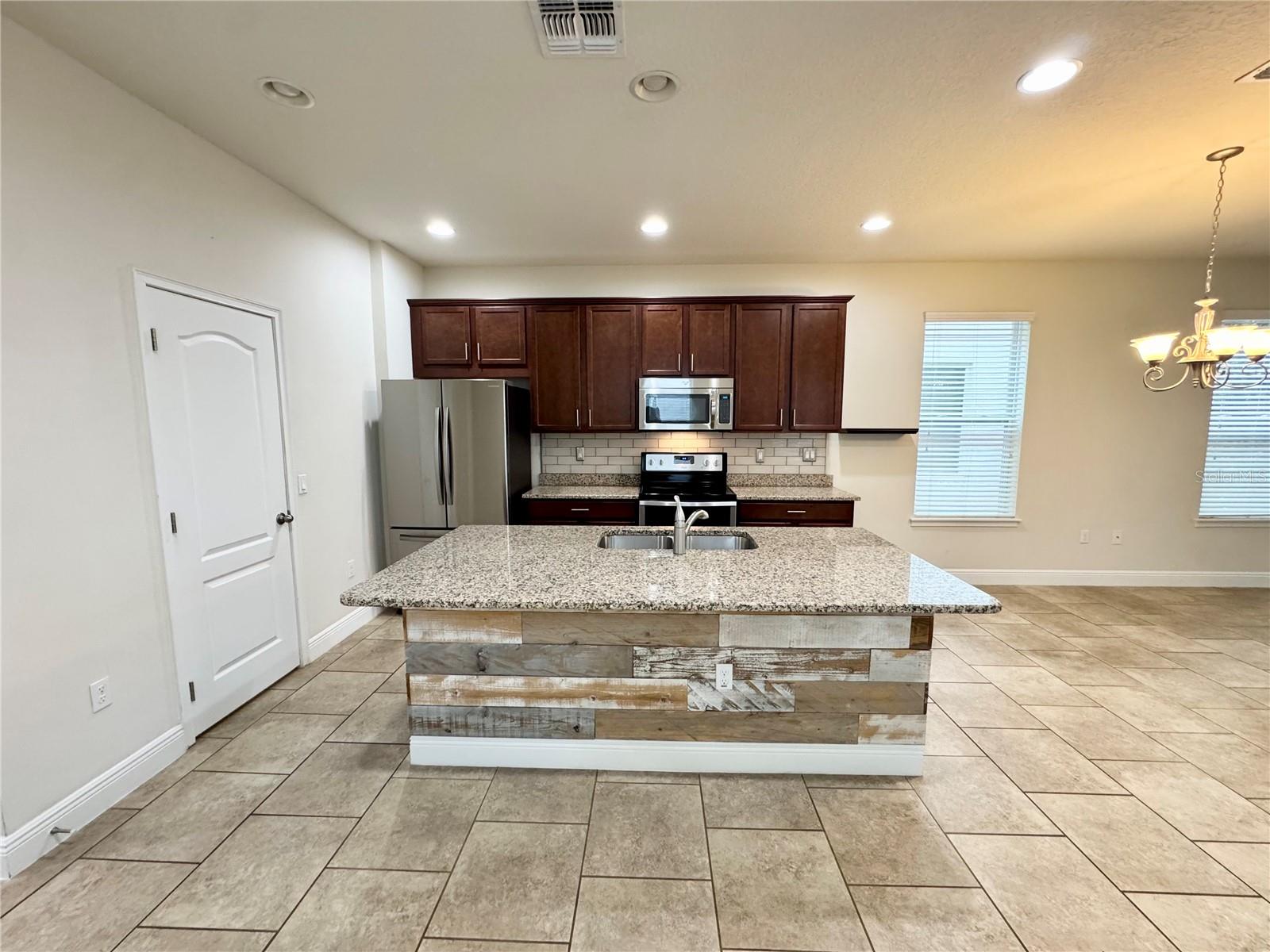 7208 MILESTONE DR — photo 6