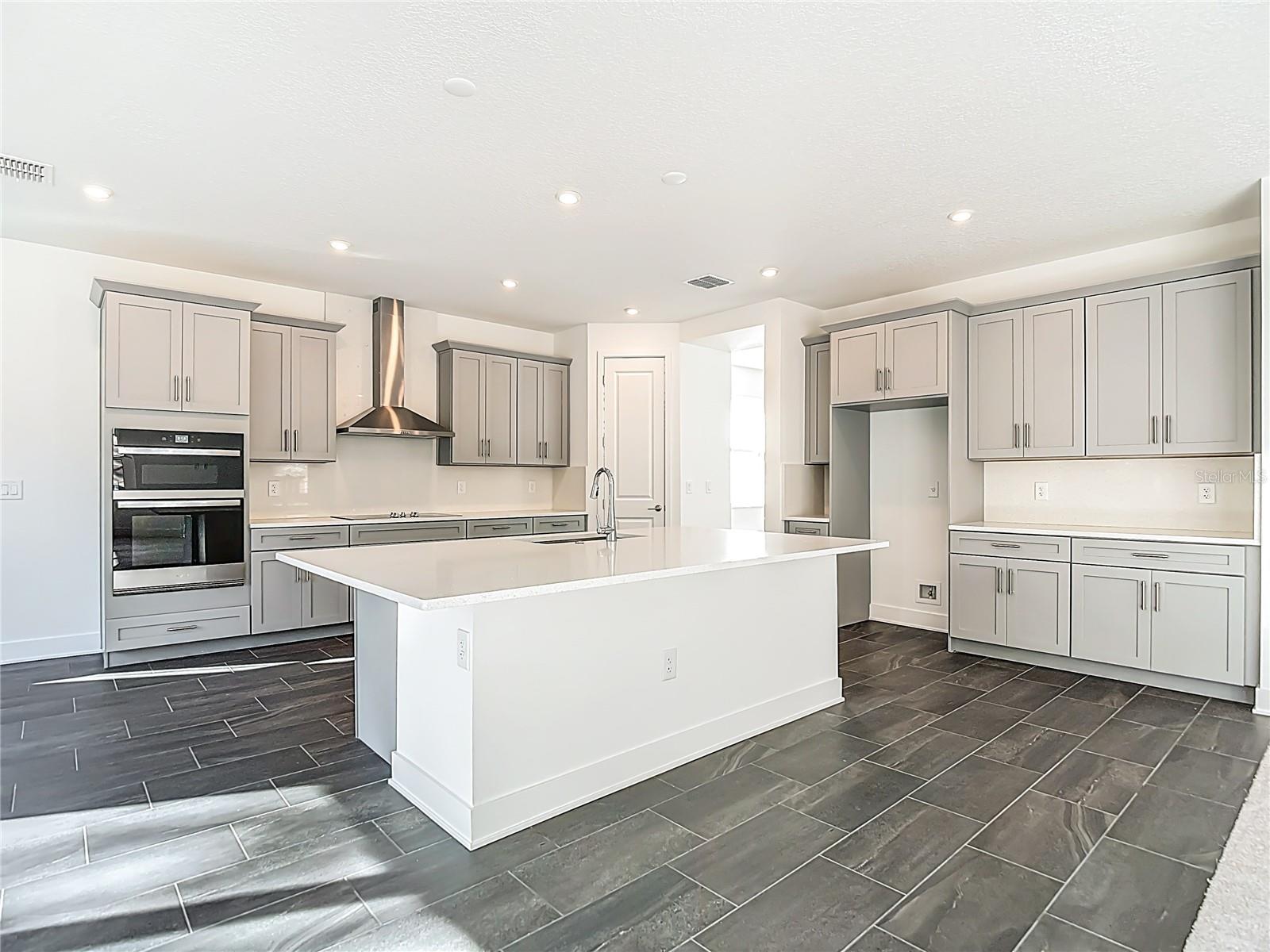 410 S WEST SHORE BLVD — photo 23