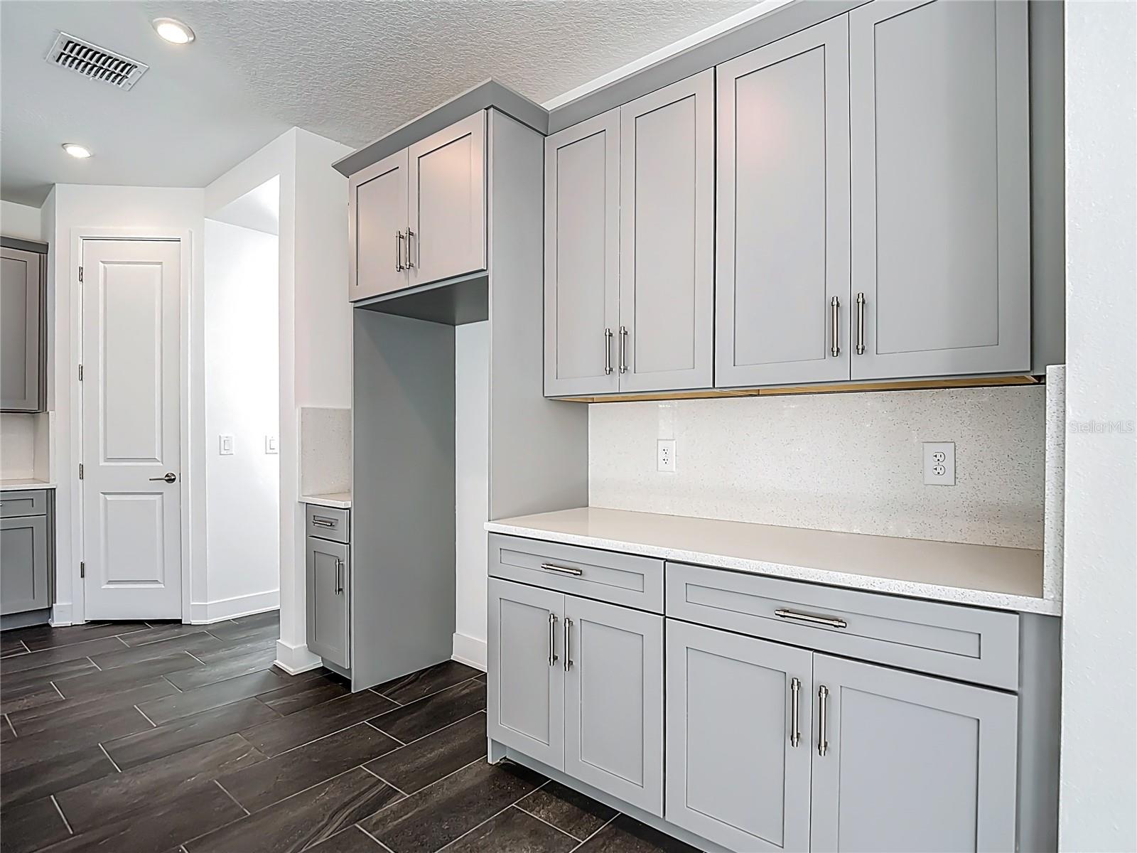 410 S WEST SHORE BLVD — photo 26