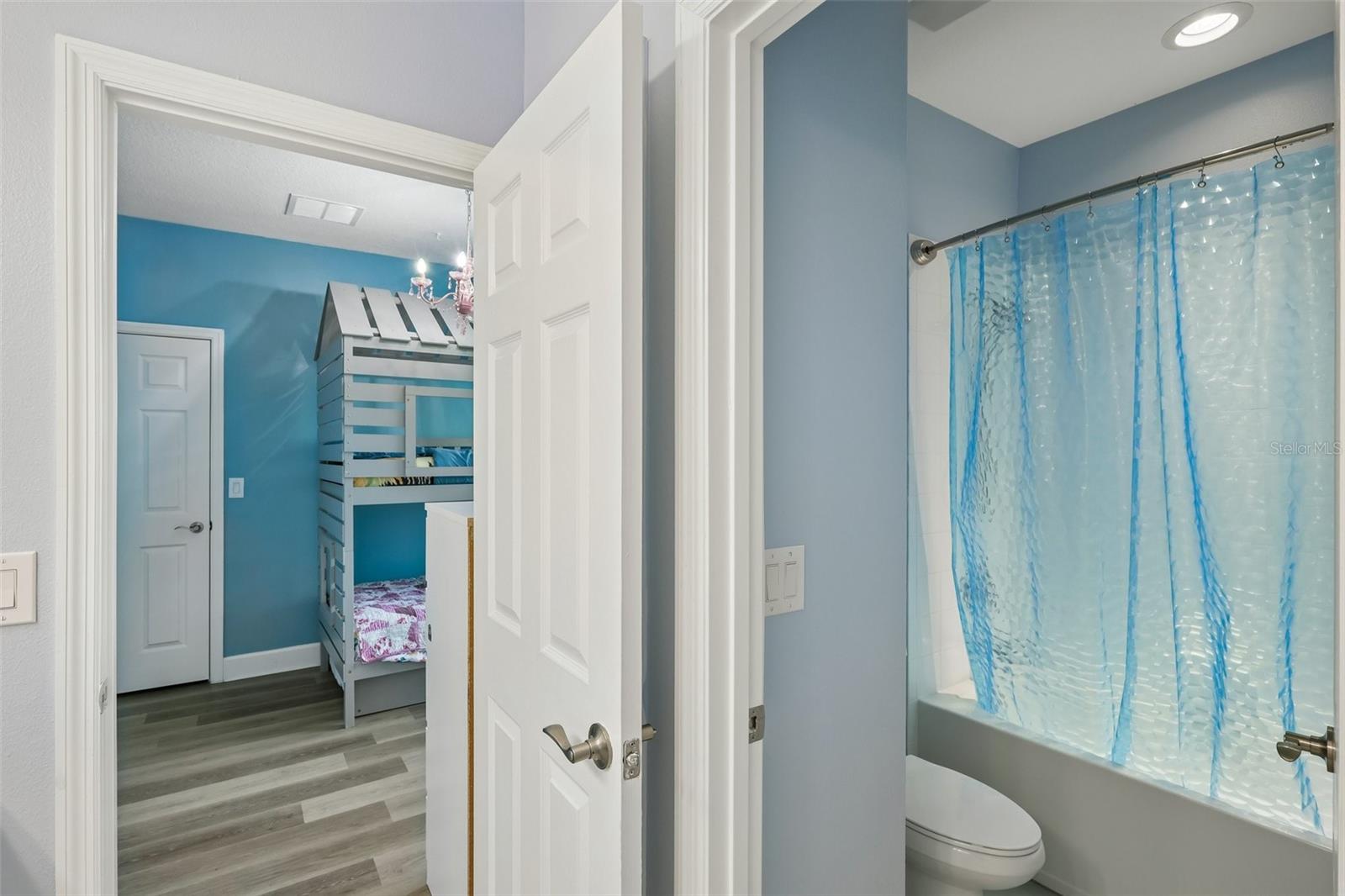 9085 SPRUCE CREEK CIR — photo 32