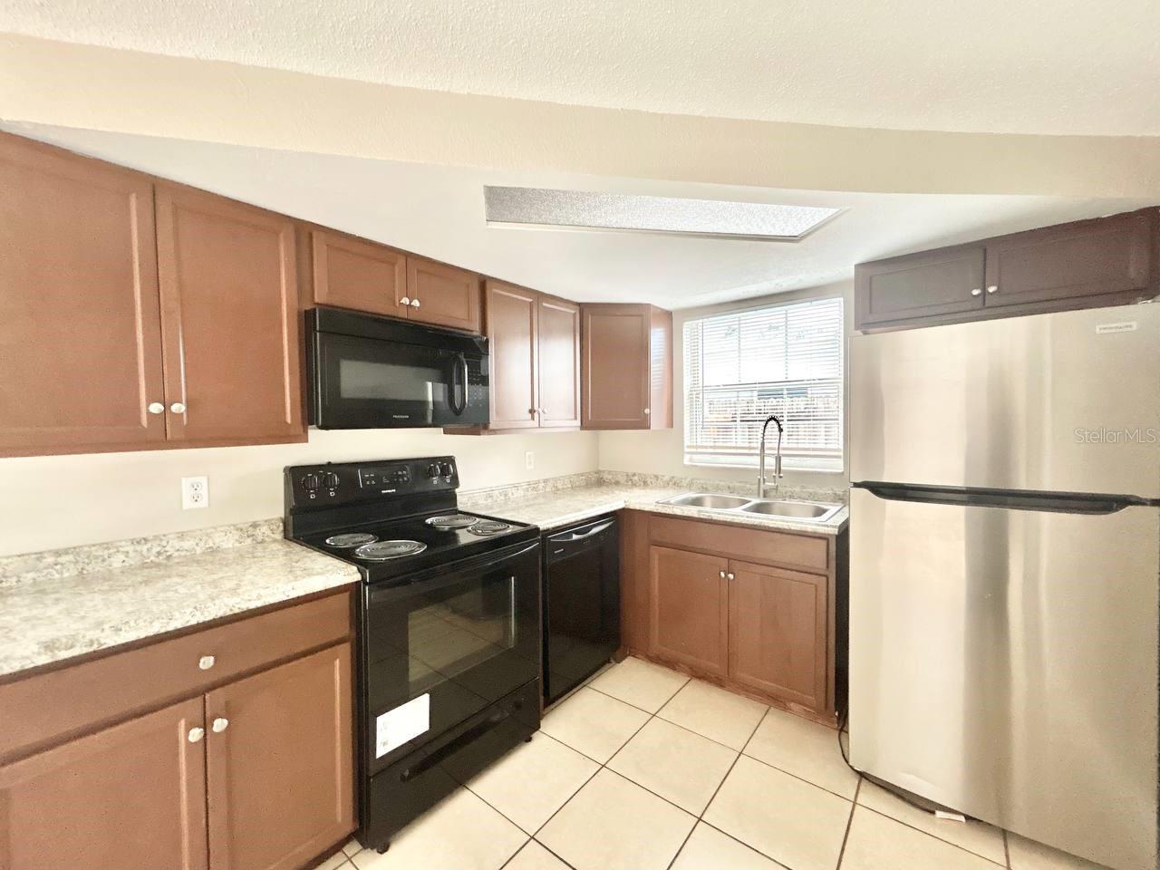 3323 FAIRMOUNT DR — photo 9
