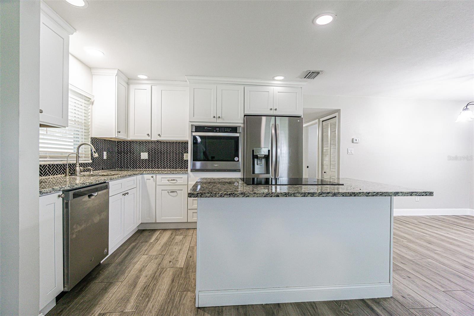 925 CEDARWOOD AVE — photo 8