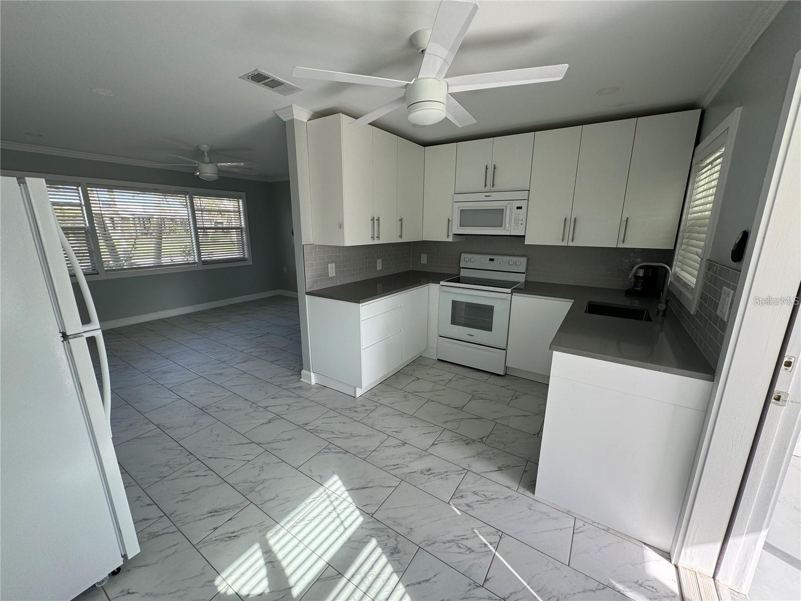 301 COLONIA LN W — photo 2