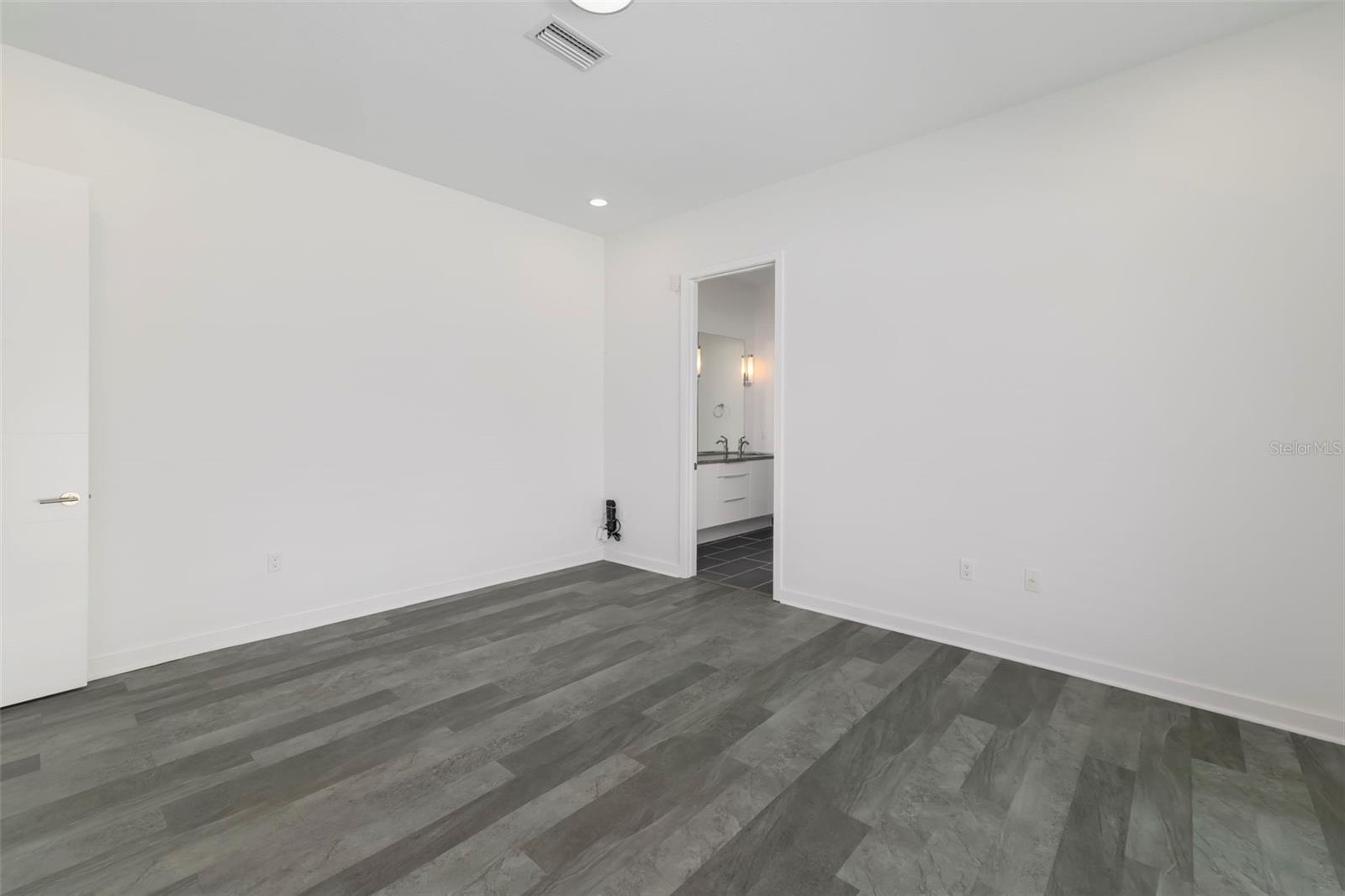 4524 RIVERWOOD AVE — photo 27