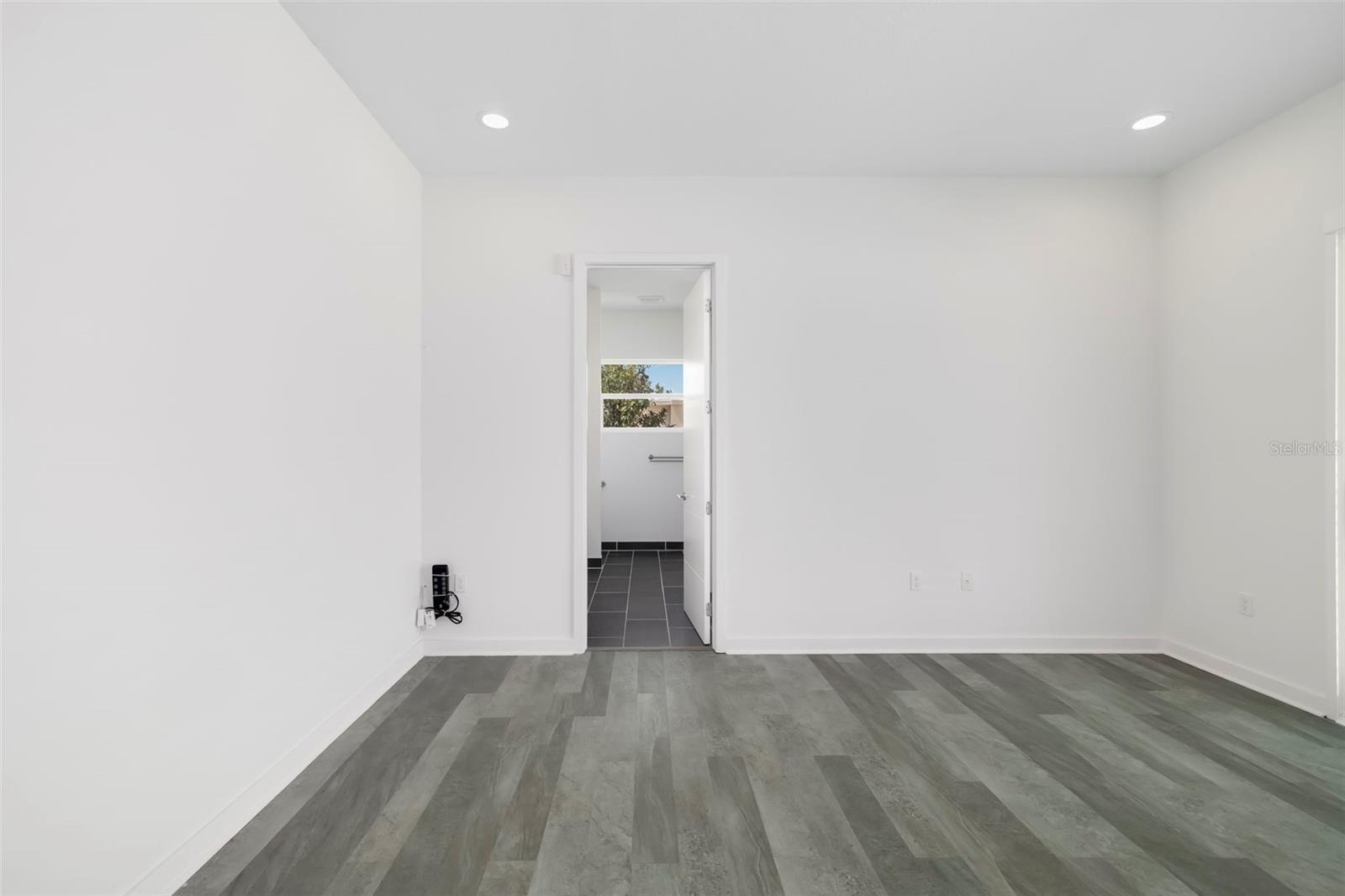 4524 RIVERWOOD AVE — photo 28