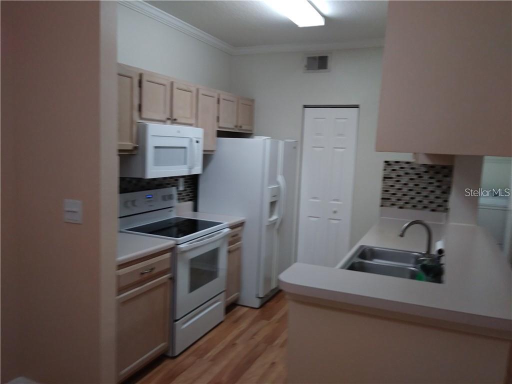 5620 PINNACLE HEIGHTS CIR #305 — photo 3