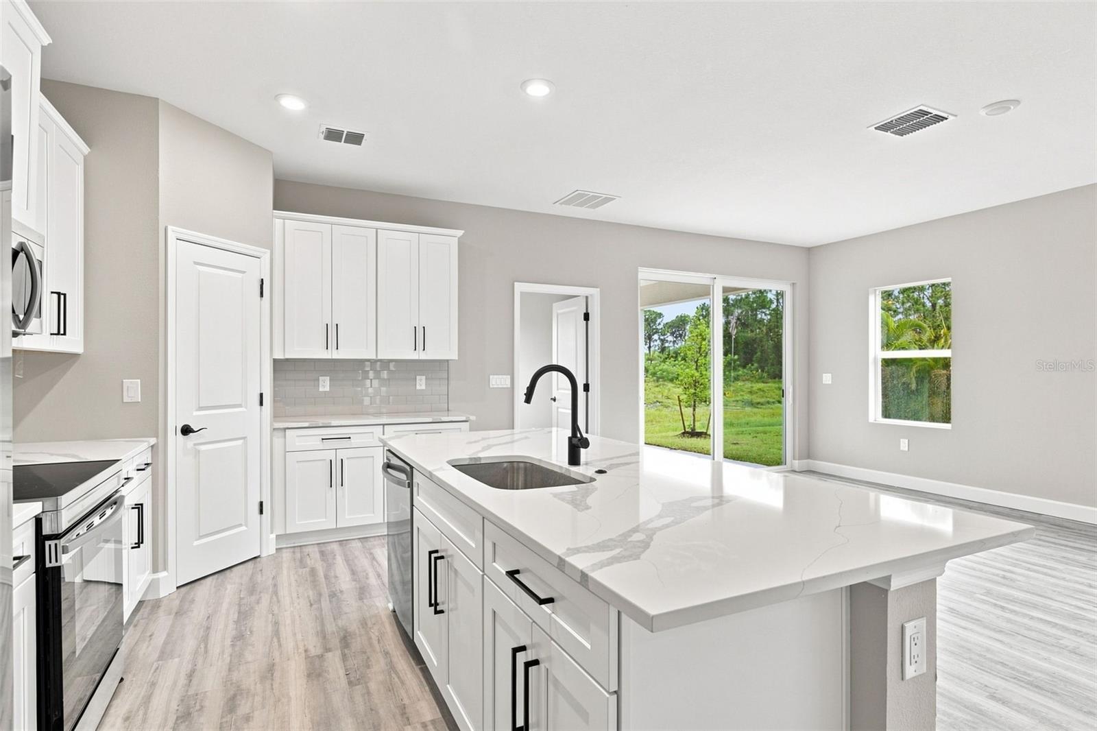 8211 ELKENBERRY AVE — photo 10