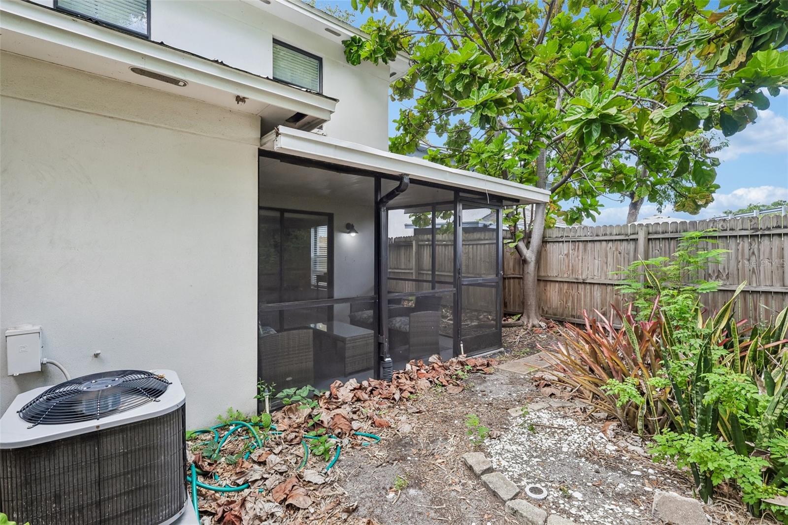 2417 W STROUD AVE — photo 35