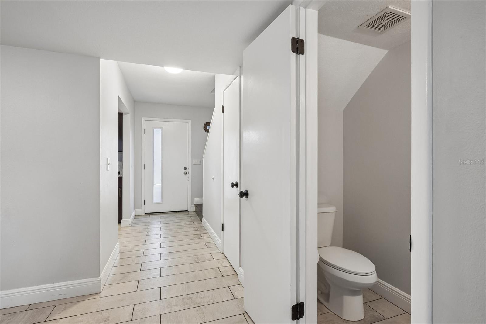 2417 W STROUD AVE — photo 5
