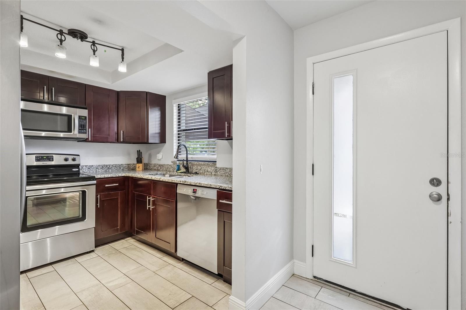 2417 W STROUD AVE — photo 4