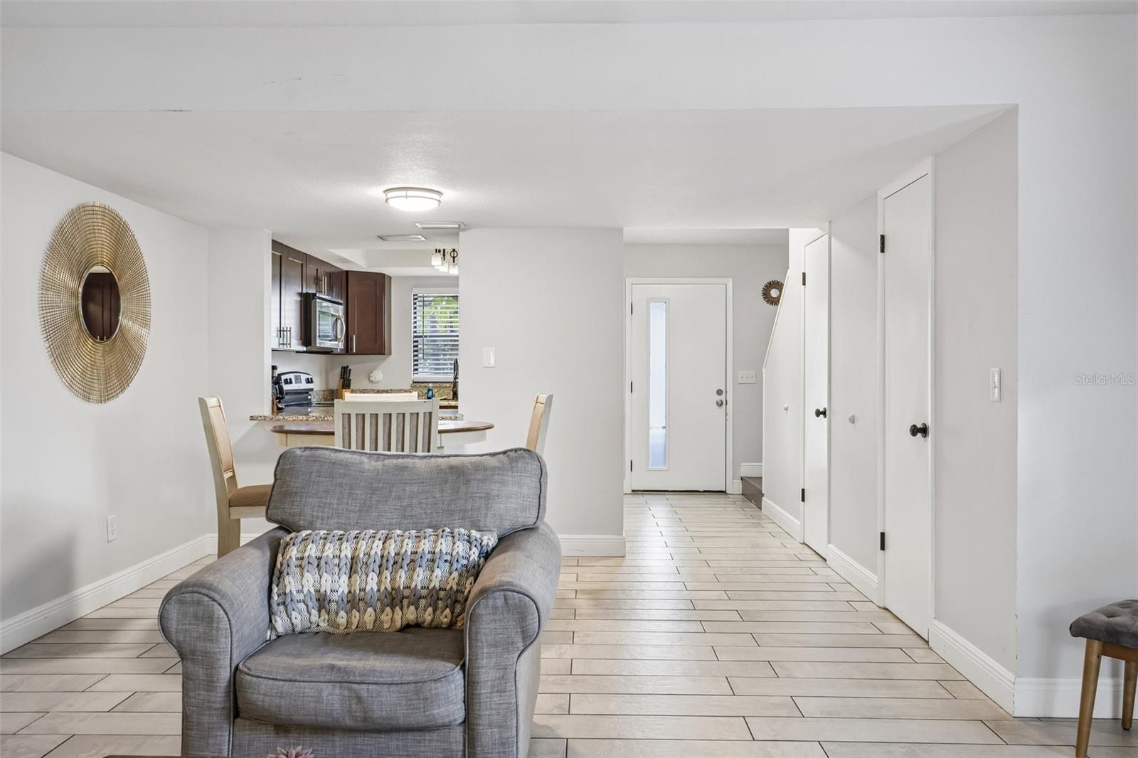 2417 W STROUD AVE — photo 9